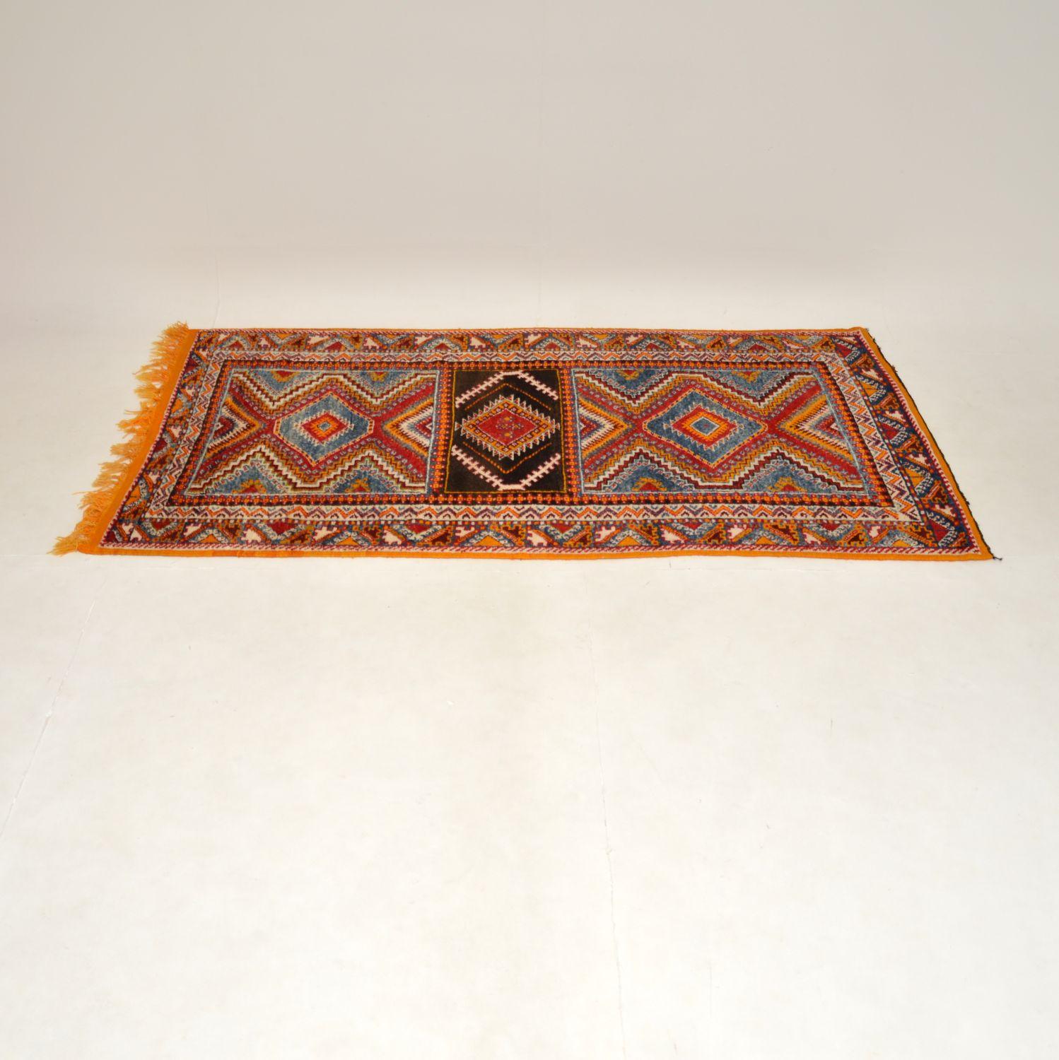 Eine atemberaubende und sehr gut gemacht großen antiken türkischen Teppich, aus der Zeit um die 1920er Jahre, oder früher.

Mit seinen schönen Mustern und leuchtenden Farben ist er ein wirklich wunderschöner antiker Teppich.

Der Zustand ist