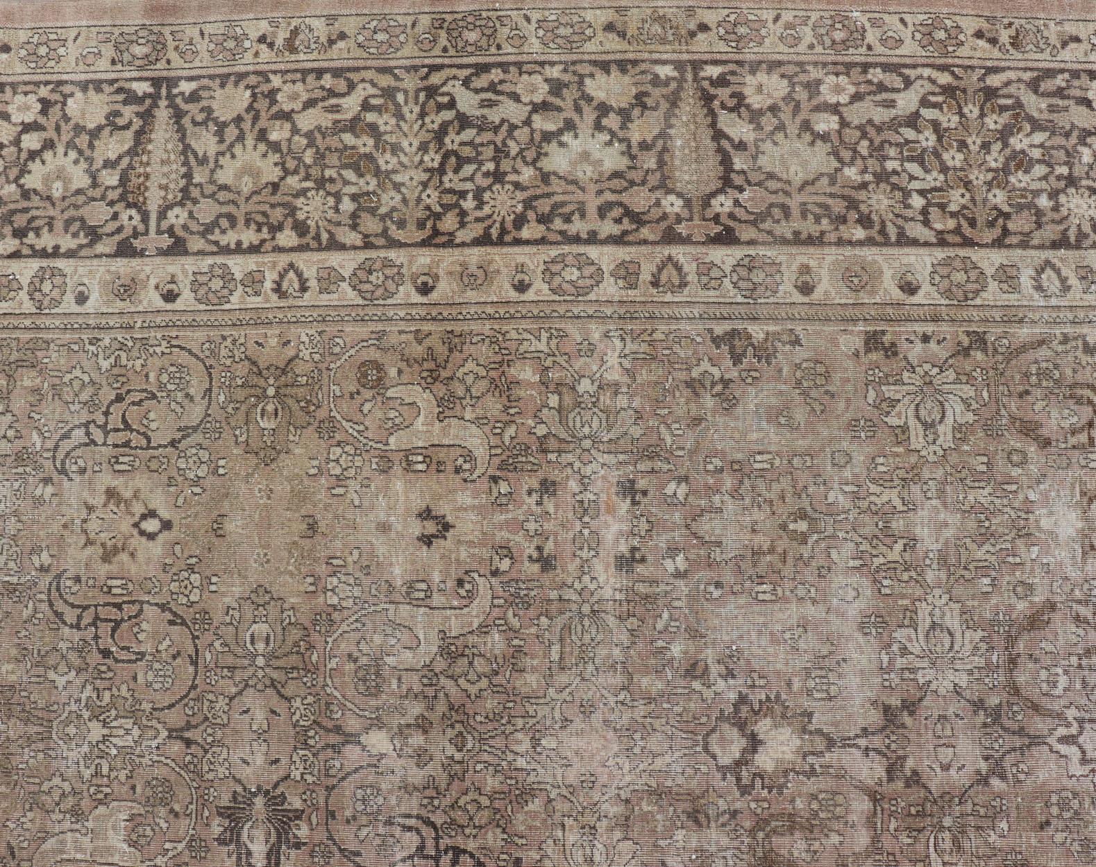 Noué à la main Grand tapis turc ancien Sivas à motifs floraux dans des tons neutres et terreux en vente