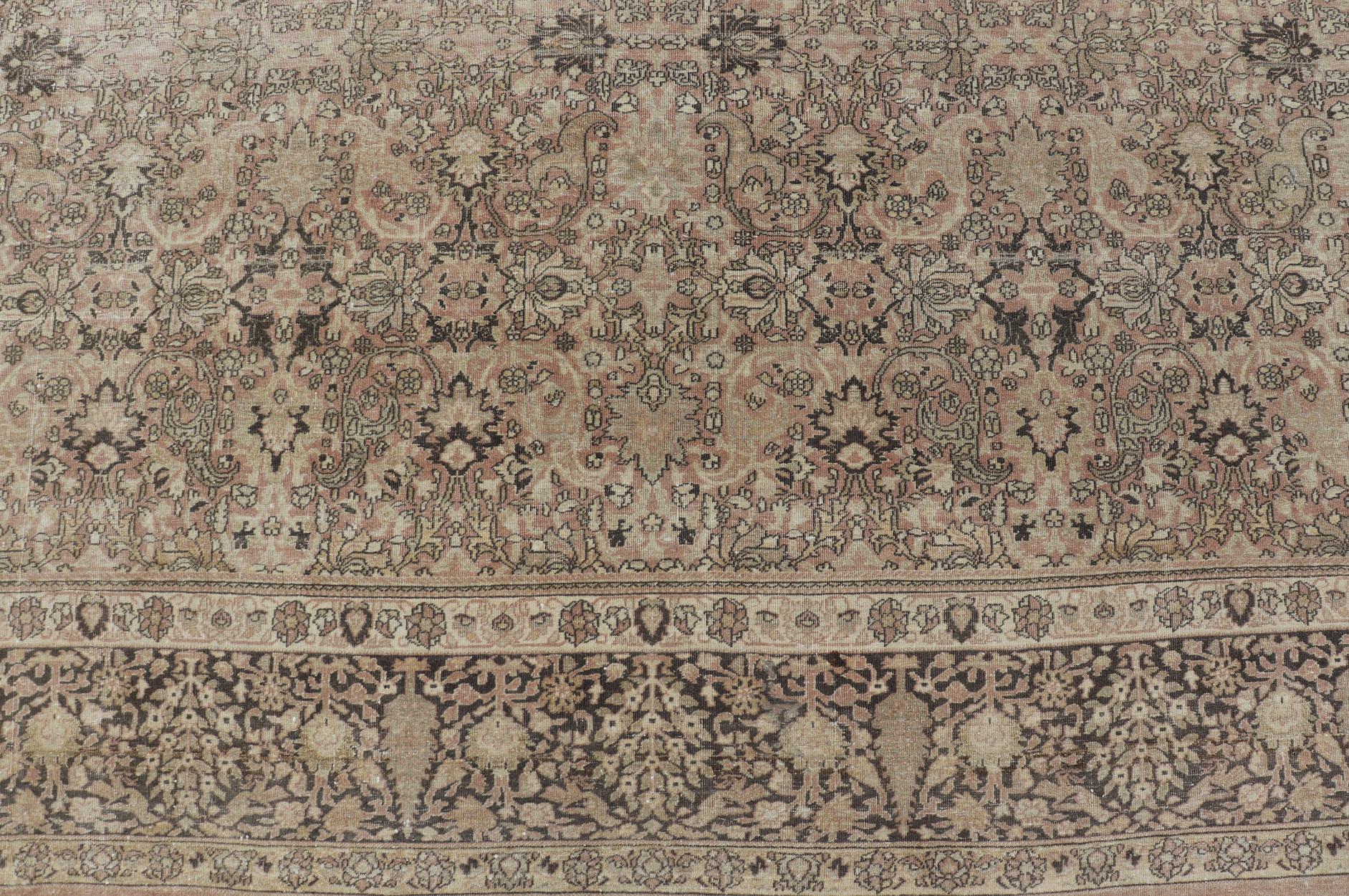 20ième siècle Grand tapis turc ancien Sivas à motifs floraux dans des tons neutres et terreux en vente