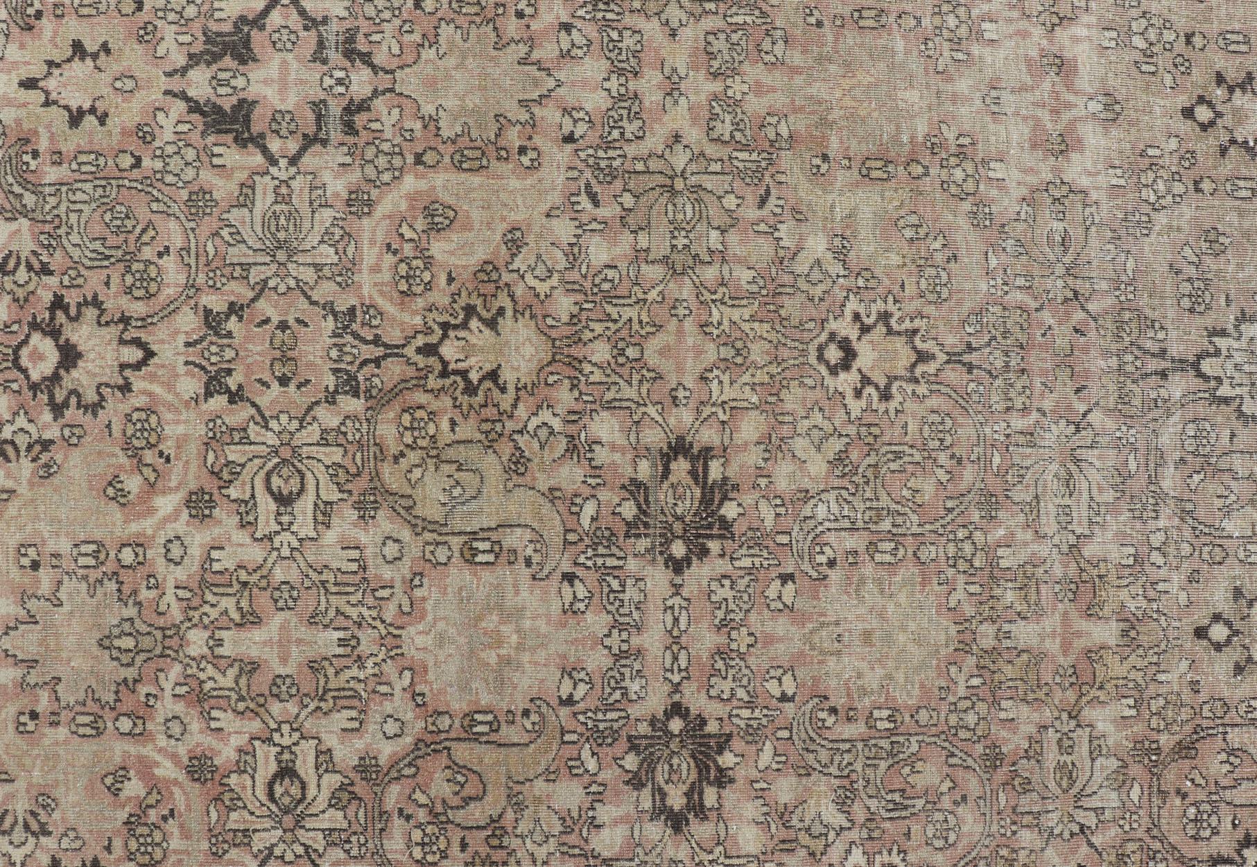 Laine Grand tapis turc ancien Sivas à motifs floraux dans des tons neutres et terreux  en vente