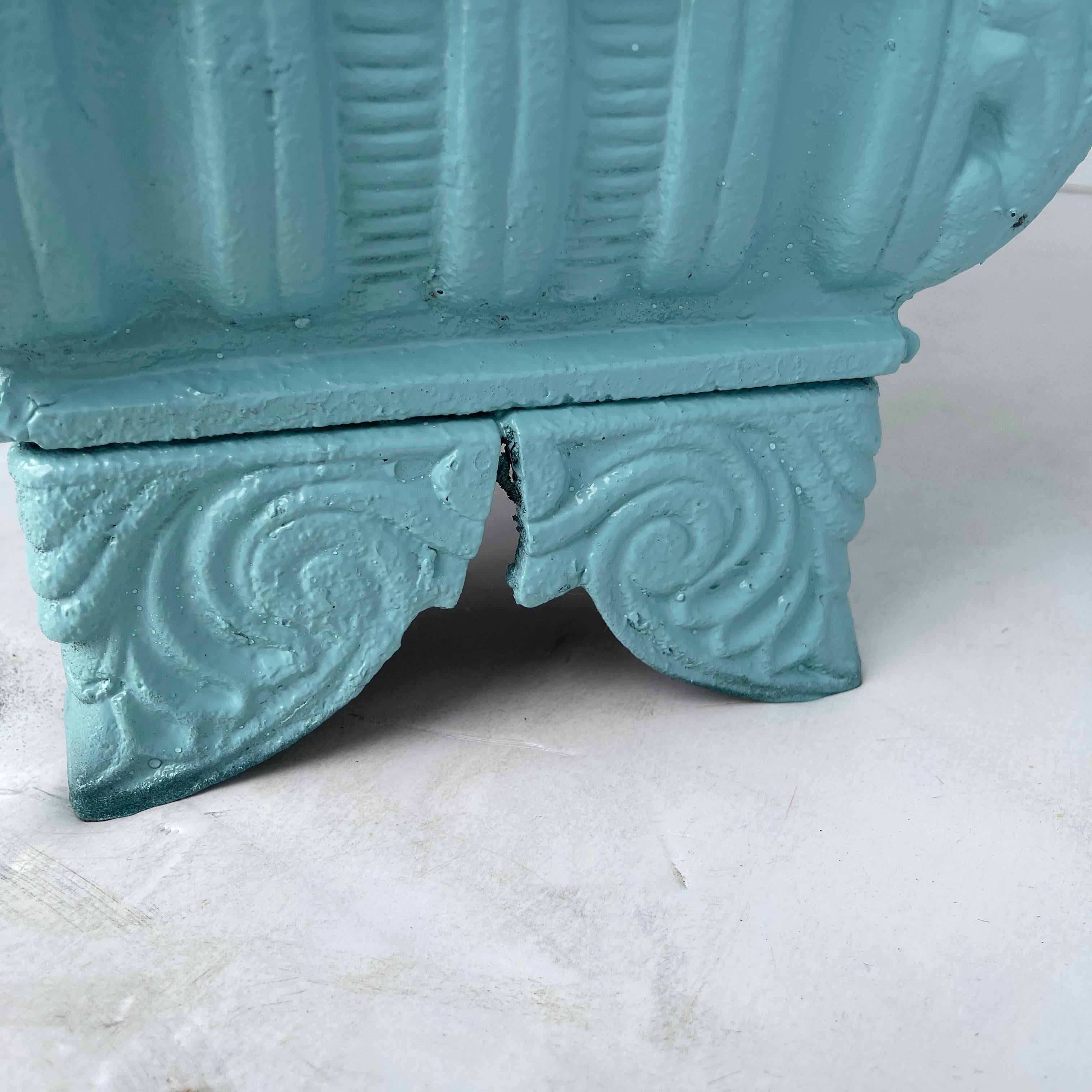 Grande jardinière ancienne à pieds en fonte turquoise, vers le début des années 1900 2