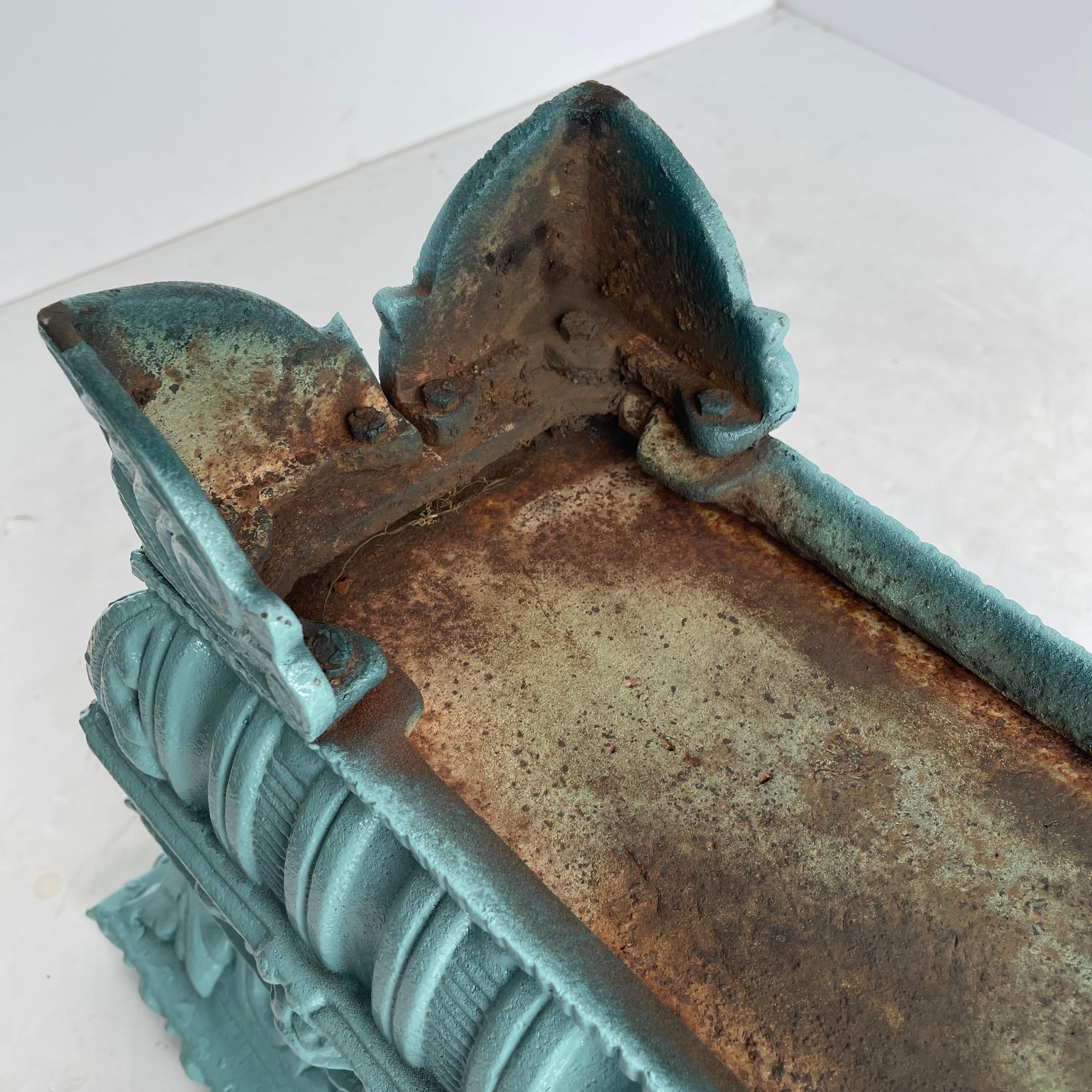 Grande jardinière ancienne à pieds en fonte turquoise, vers le début des années 1900 4