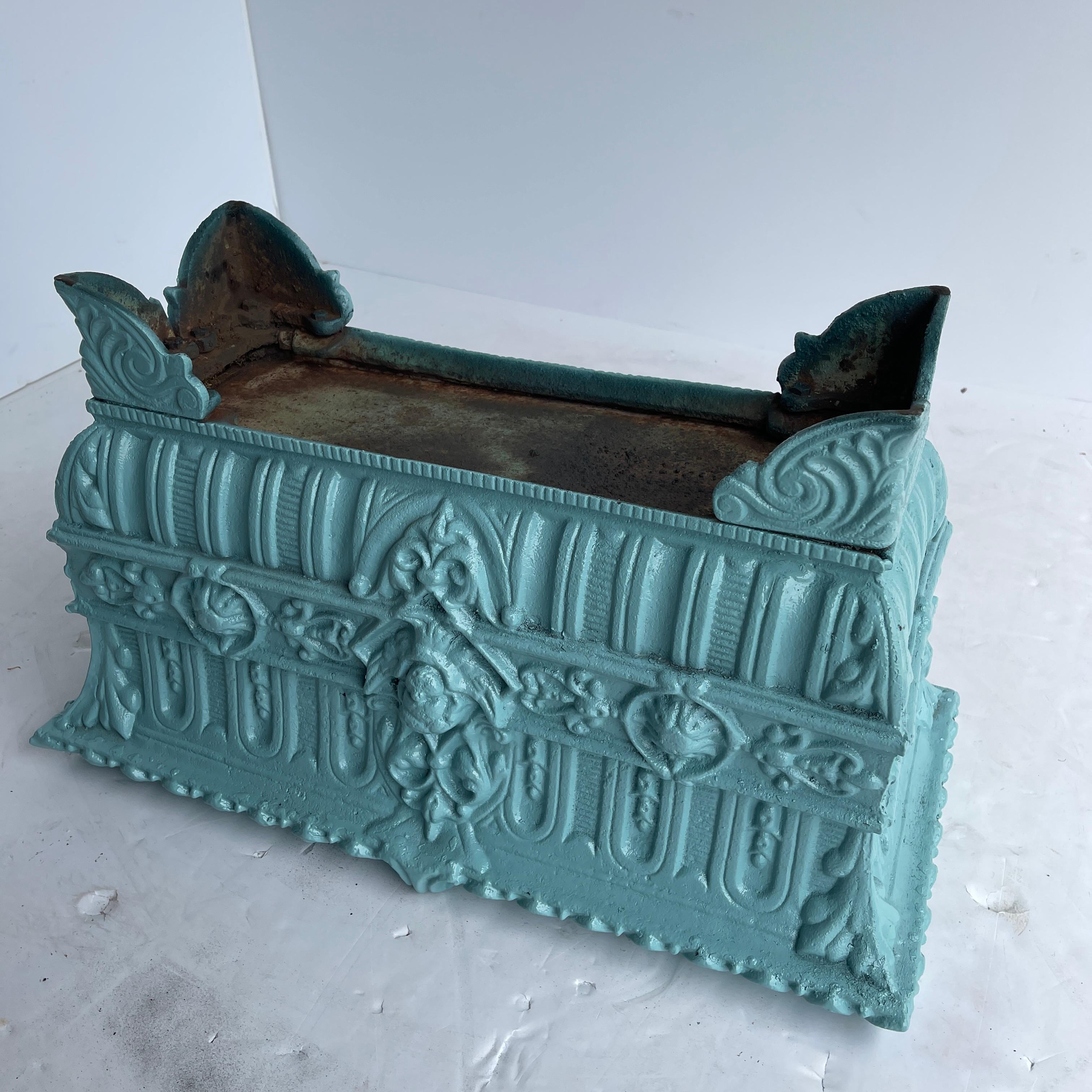 Grande jardinière ancienne à pieds en fonte turquoise, vers le début des années 1900 5