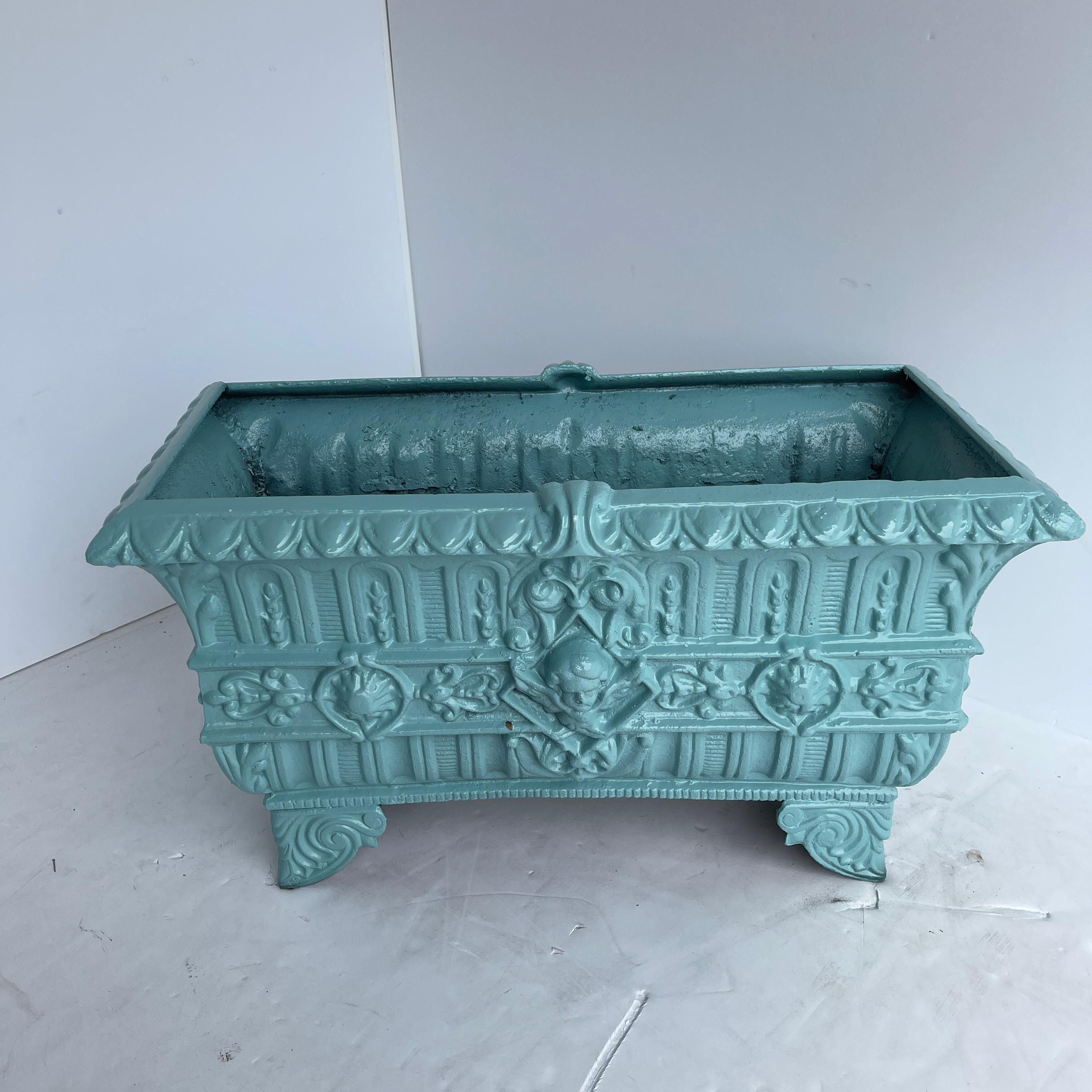 Jardinière ornée en fonte récemment recouverte d'une peinture en poudre turquoise. Il s'agit d'un remarquable bac de jardinage à pied français. La couleur turquoise sera magnifique remplie de verdure ainsi que de fleurs colorées. Pièce maîtresse,