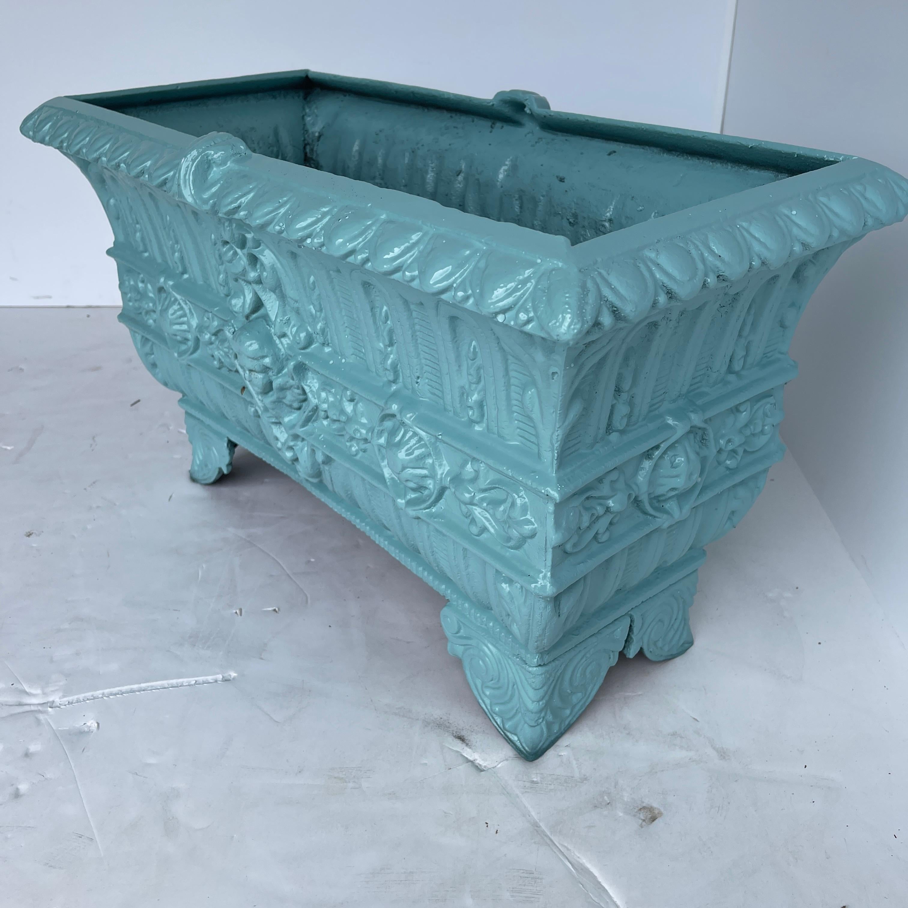 Édouardien Grande jardinière ancienne à pieds en fonte turquoise, vers le début des années 1900