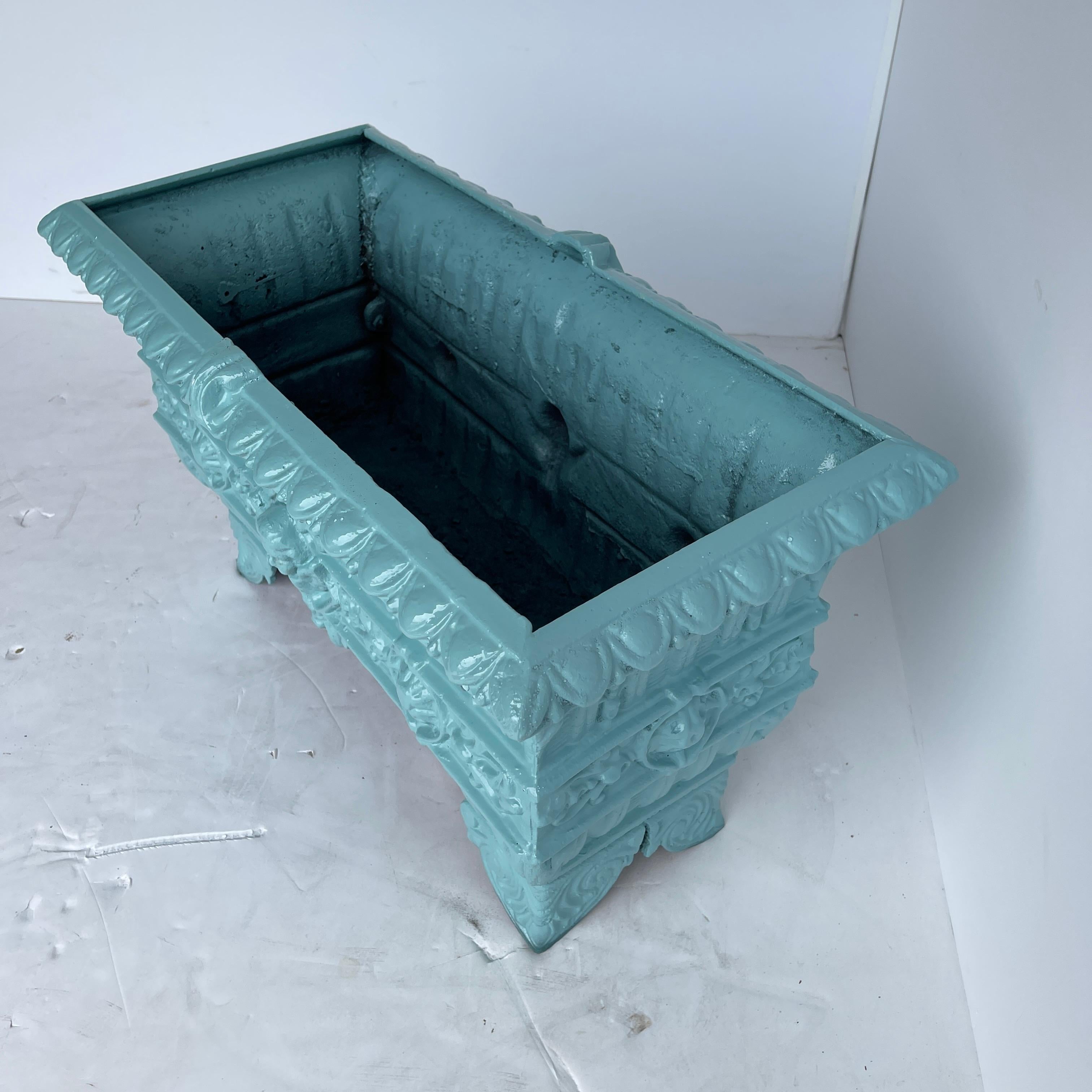 Français Grande jardinière ancienne à pieds en fonte turquoise, vers le début des années 1900