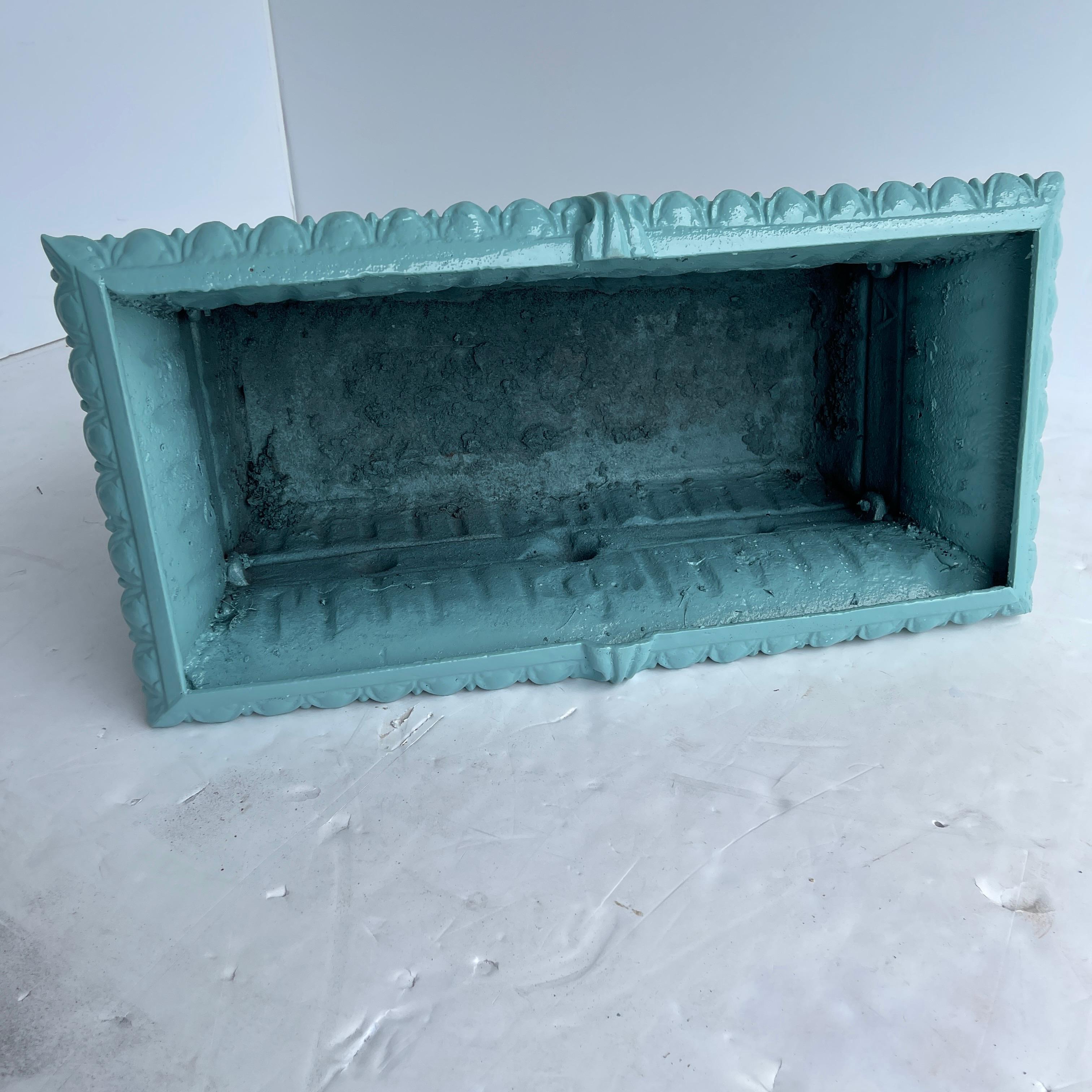 Moulage Grande jardinière ancienne à pieds en fonte turquoise, vers le début des années 1900