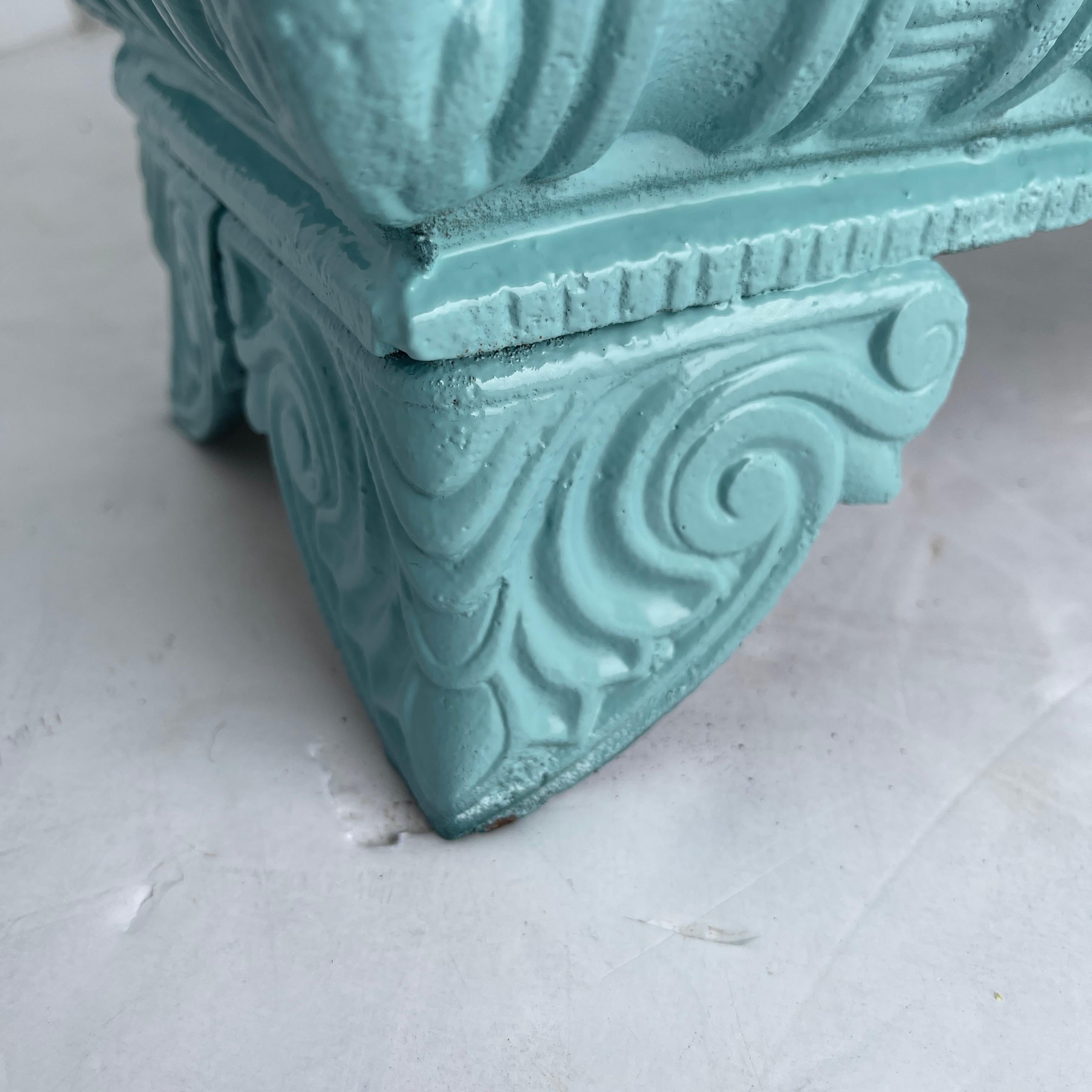 20ième siècle Grande jardinière ancienne à pieds en fonte turquoise, vers le début des années 1900