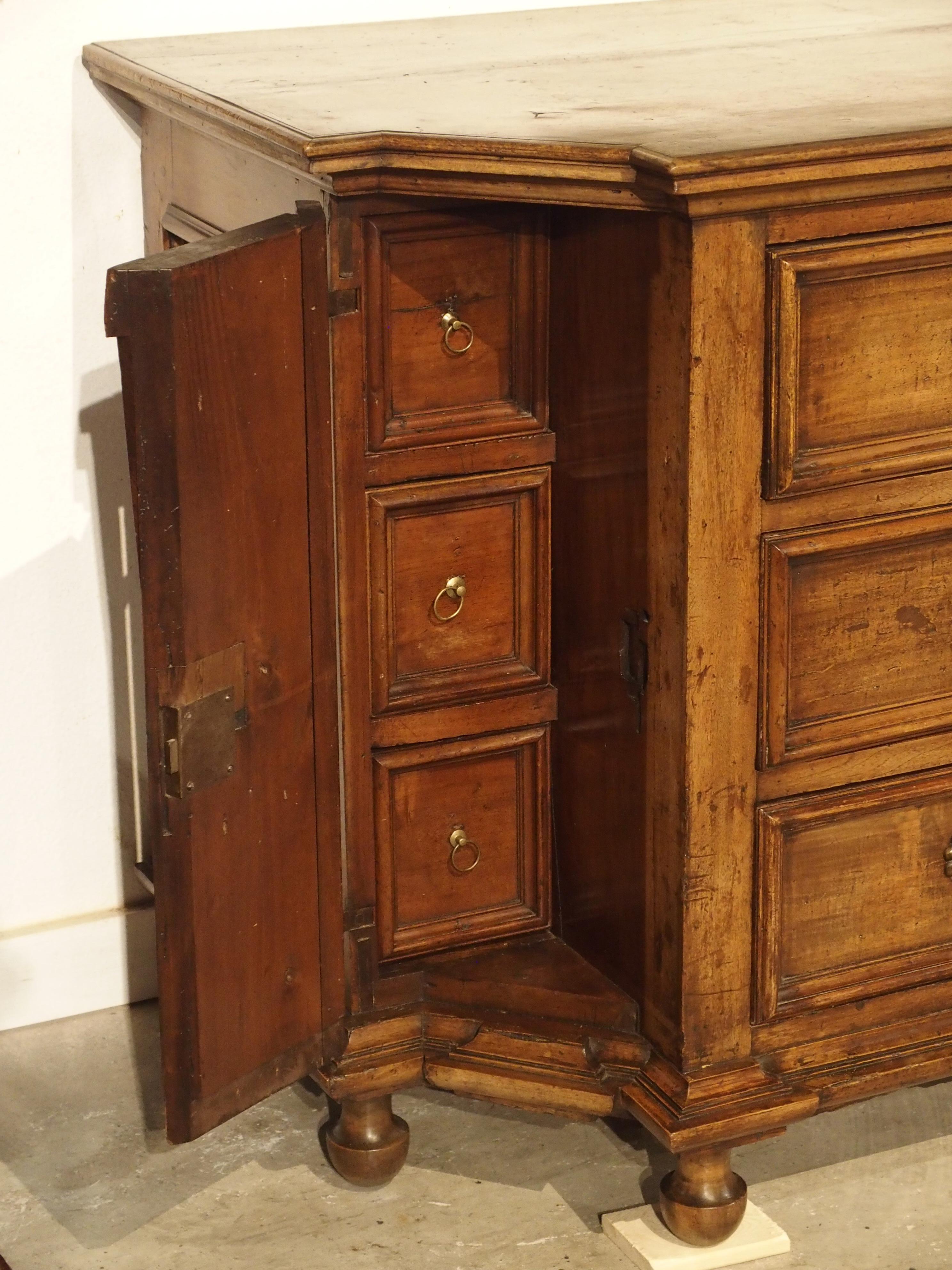 Large Antique Tuscan Walnut Commode with Side Compartments, Early 1800s 2