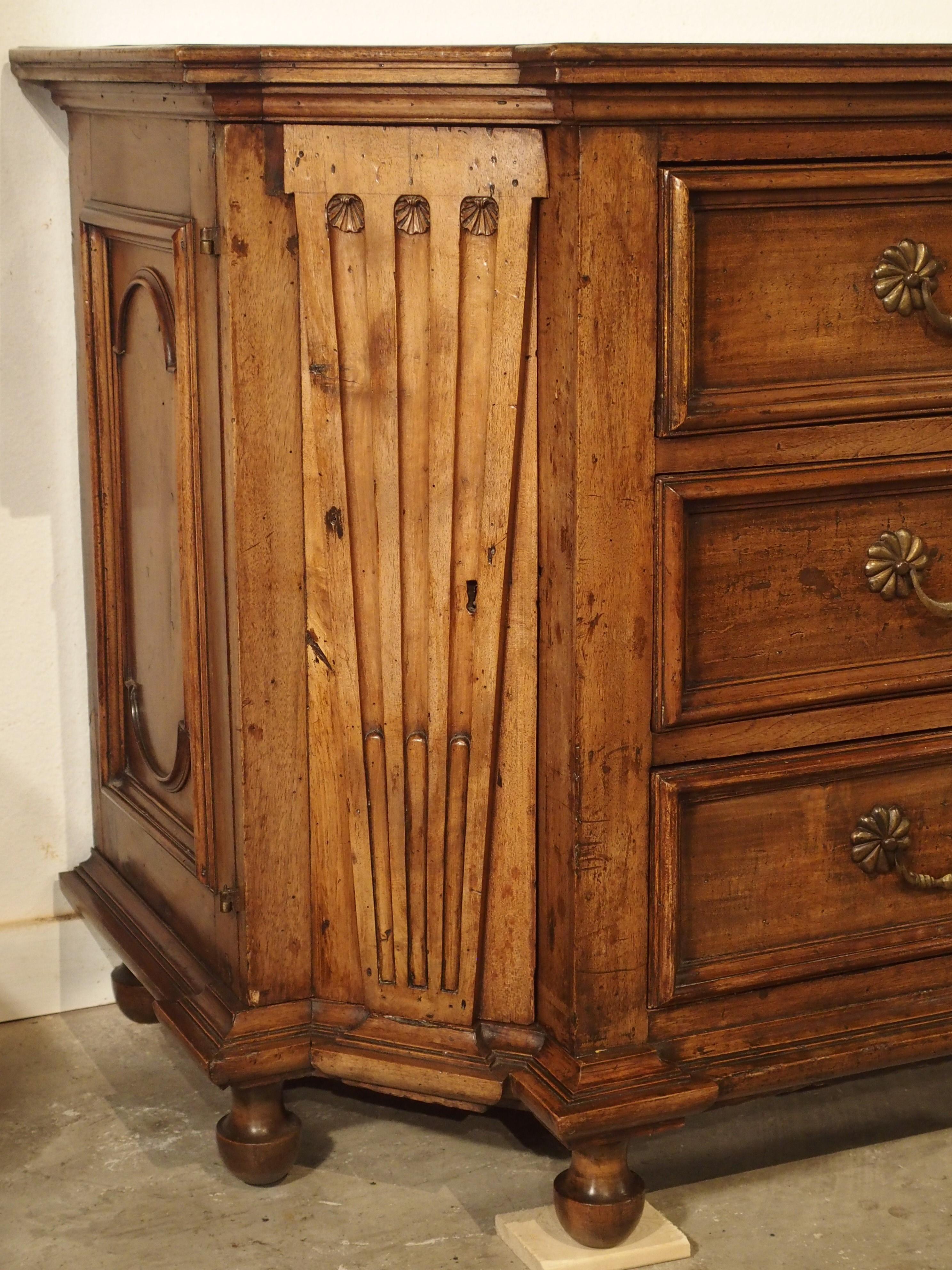 Hand-Carved Large Antique Tuscan Walnut Commode with Side Compartments, Early 1800s
