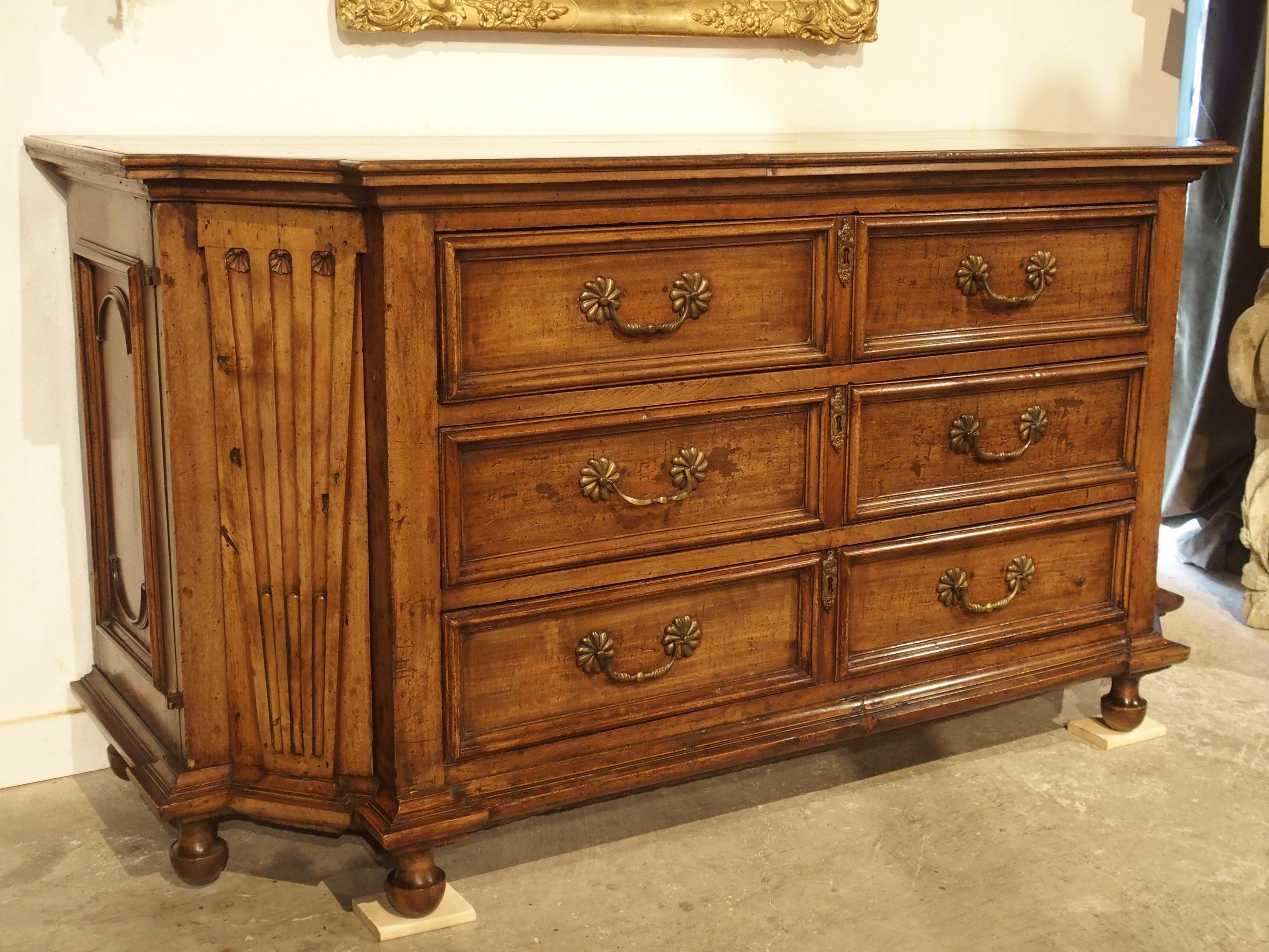 Large Antique Tuscan Walnut Commode with Side Compartments, Early 1800s 1