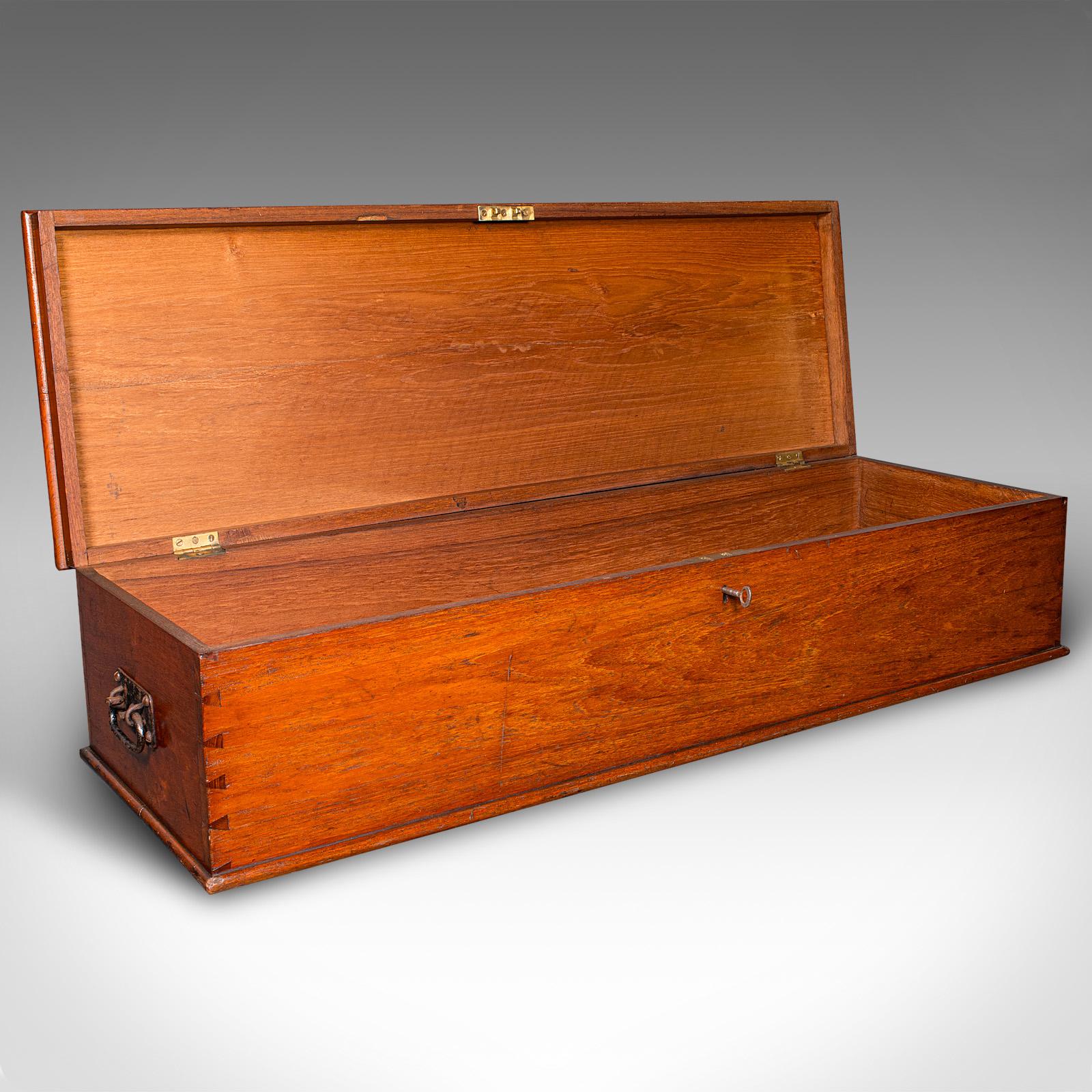 
This is a large antique under bed storage chest. An English, walnut country house trunk, dating to the Victorian period, circa 1880.

Superb craftsmanship, with a luxuriant colour and generous proportion
Displays a desirable aged patina and in good