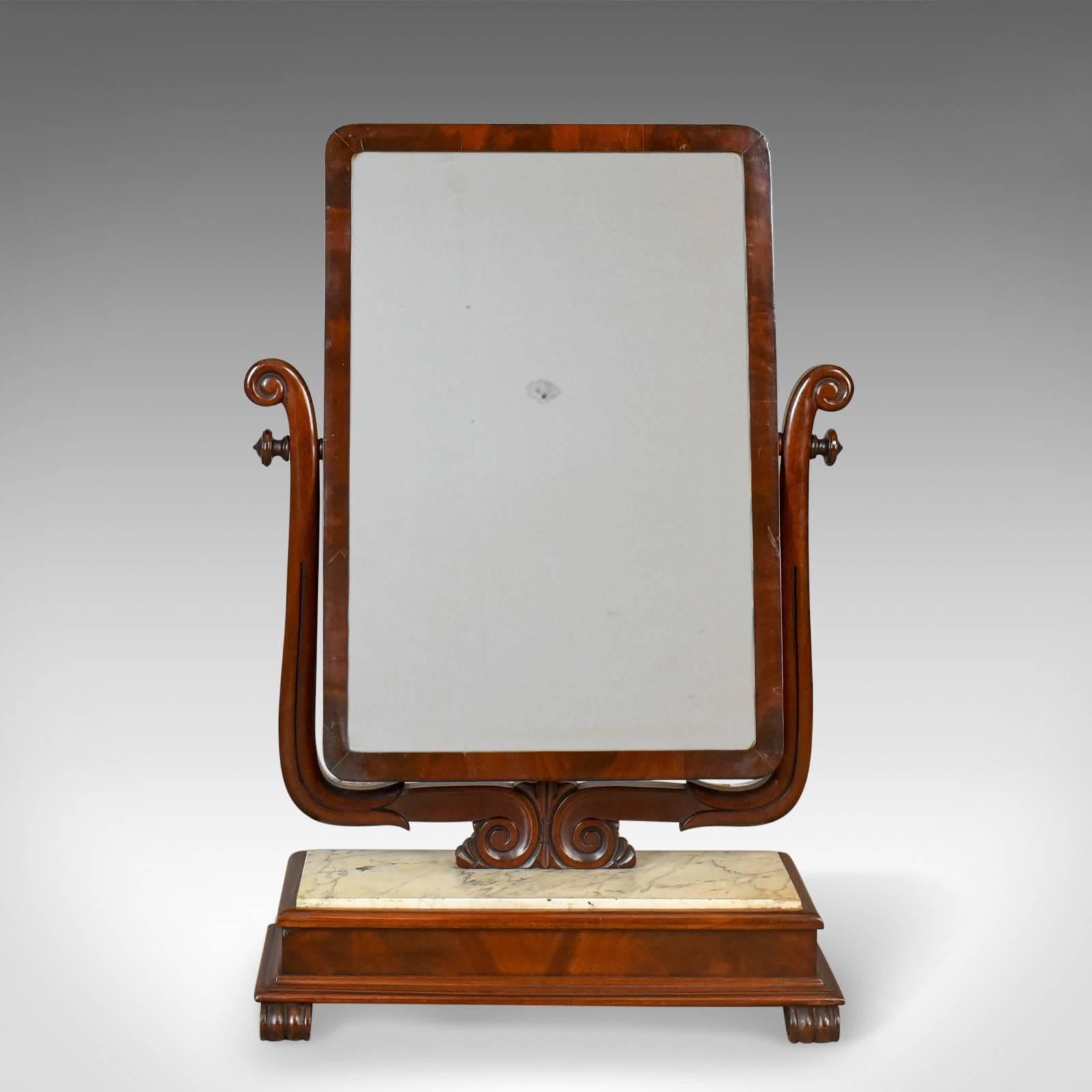 Il s'agit d'un grand miroir antique de vanité, un miroir de toilette ou de swing, anglais, victorien avec un socle en marbre datant d'environ 1850.

Un magnifique et inhabituel exemple de miroir de coiffeuse victorien
En acajou et complété par un