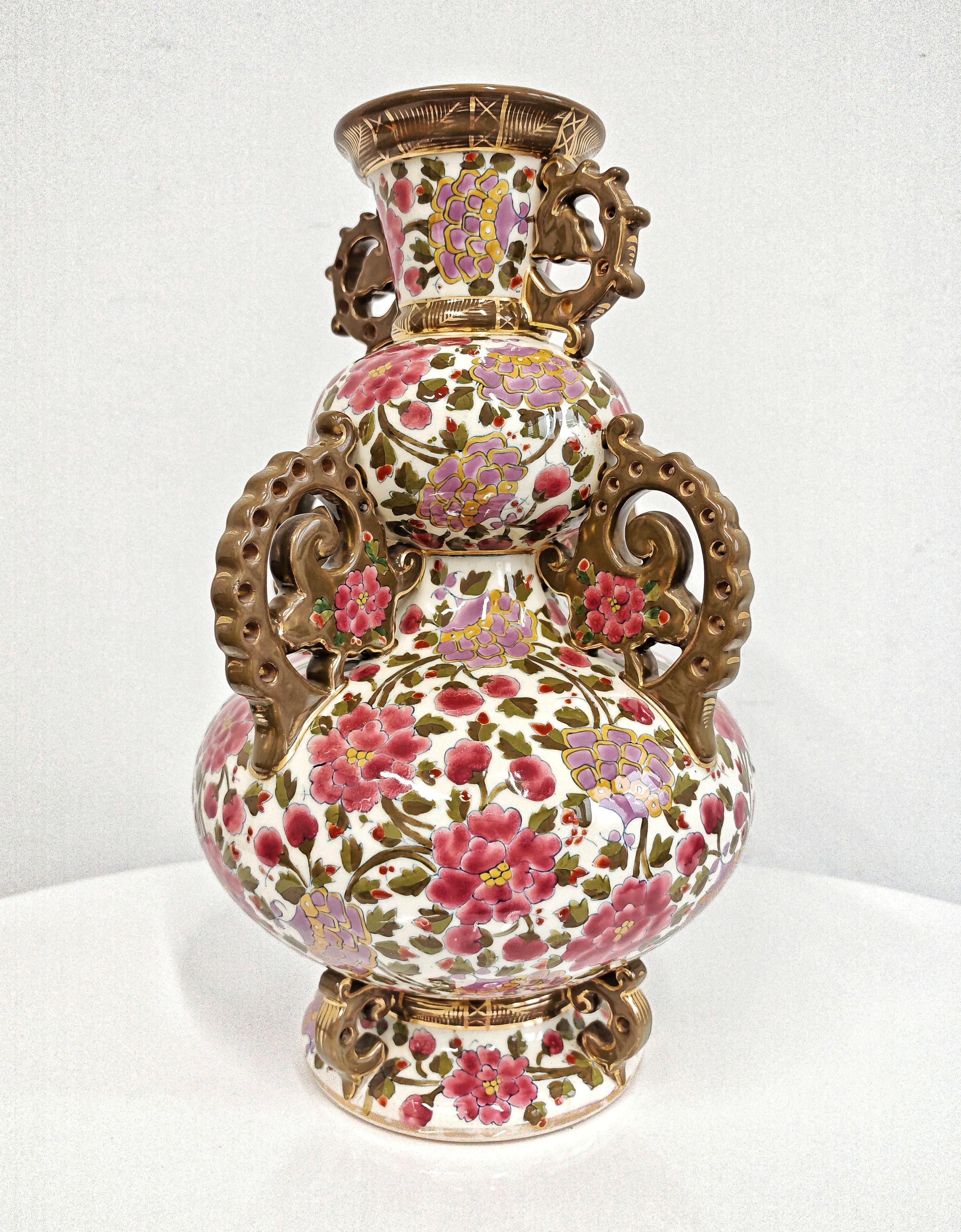 In questa inserzione troverai un vaso antico molto speciale disegnato da Fischer J., un ceramista di Budapest. Presenta grandi maniglie posizionate su più livelli, creando una forma unica. Il vaso presenta la firma sottosmalto di Fischer Ignac. I