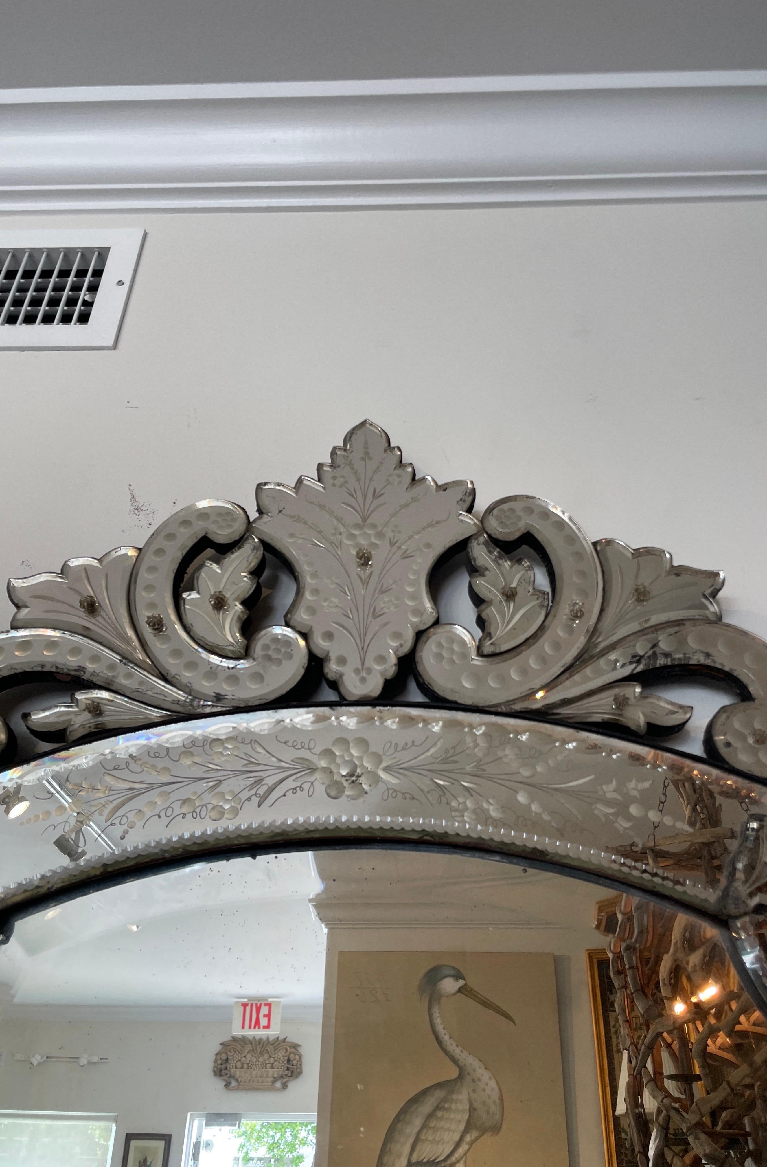 Magnifique grand miroir vénitien du 19e siècle. Elle parle d'elle-même.