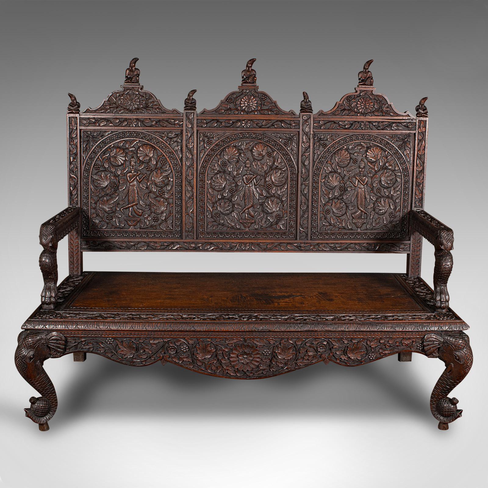 
Si tratta di una grande panca da veranda antica intagliata. Seduta ornata a 3 posti in teak massiccio di Ceylon, risalente al periodo vittoriano, circa 1880.

Un'eccezionale maestria per questo superbo banco da esposizione
Presenta una patina