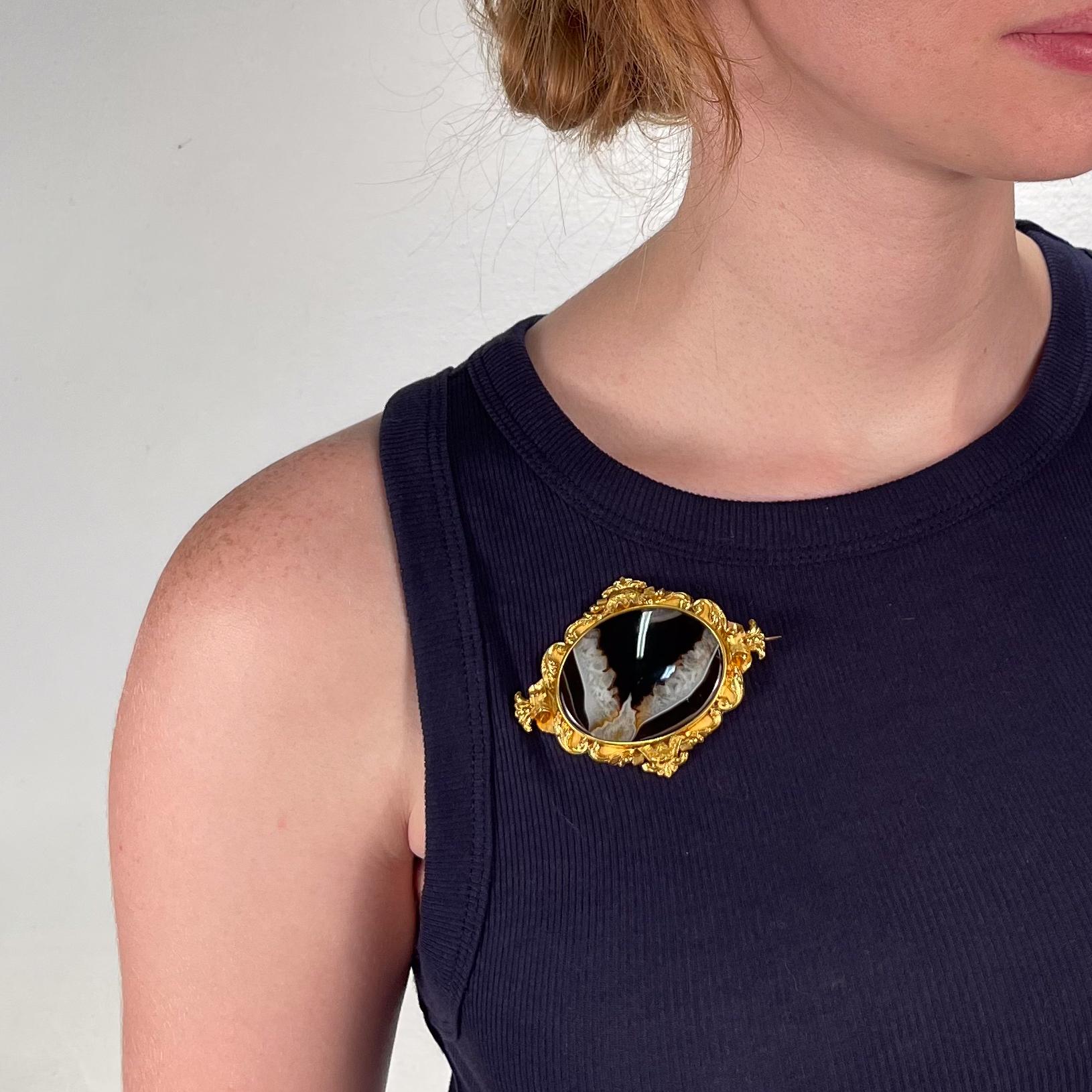 Grande broche victorienne ancienne en or 18 carats et agate avec bandes en vente 8