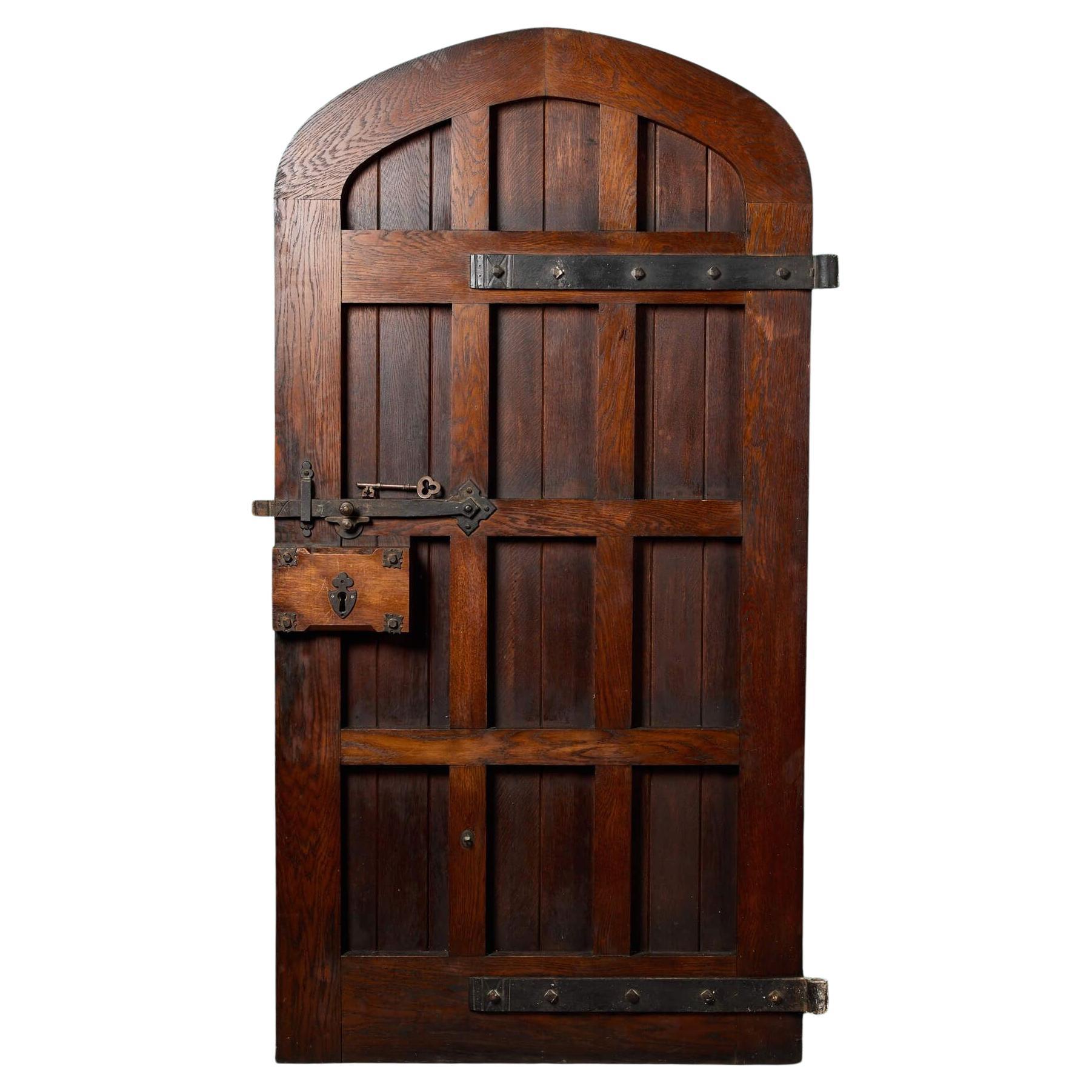 Gran puerta exterior victoriana antigua arqueada de roble