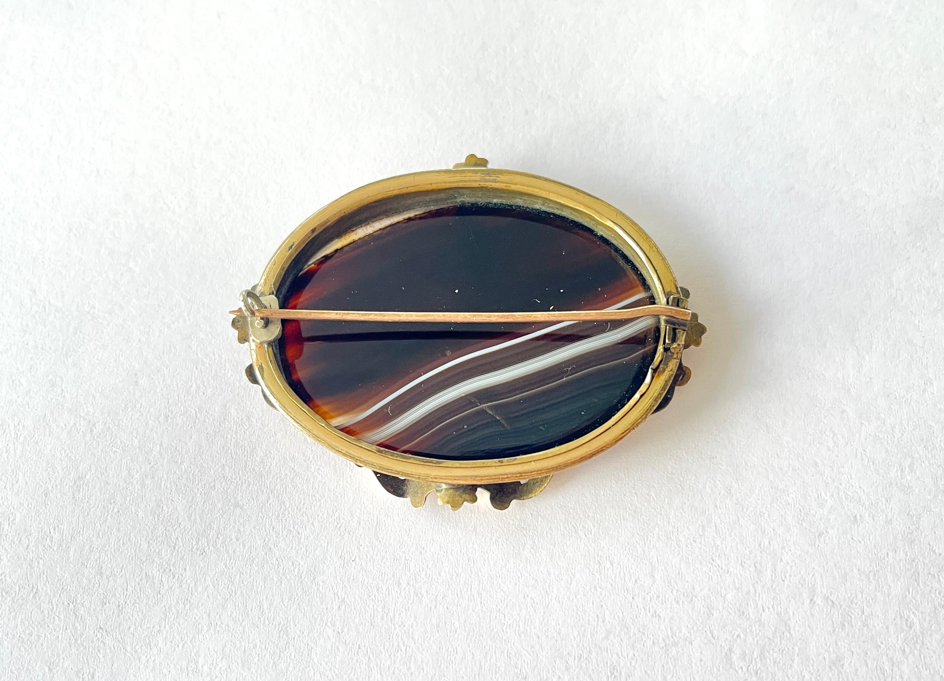Late Victorian Large Antique Victorian Banded Agate Brooch c1890s Gold Gilt Good Condition For Sale