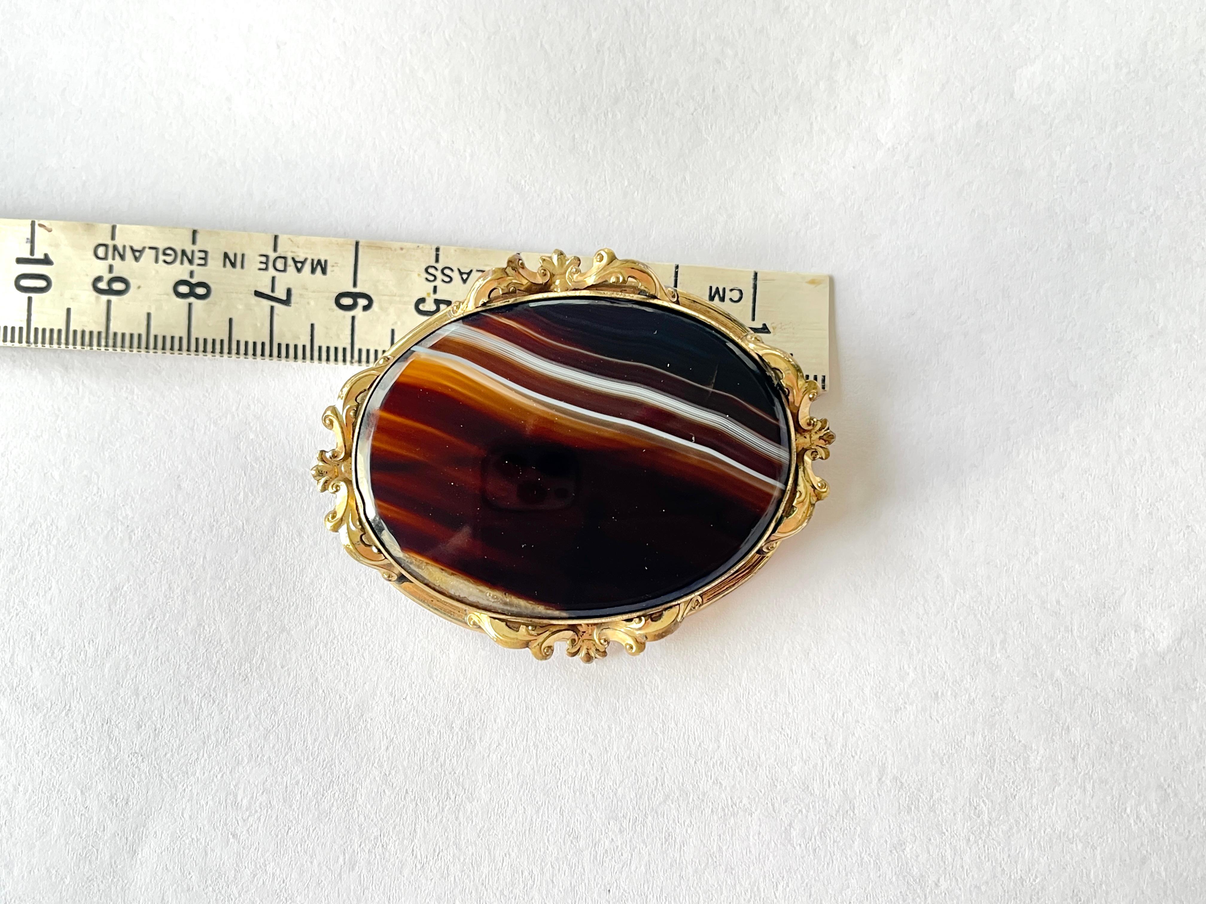 Oval Cut Large Antique Victorian Banded Agate Brooch c1890s Gold Gilt Good Condition For Sale