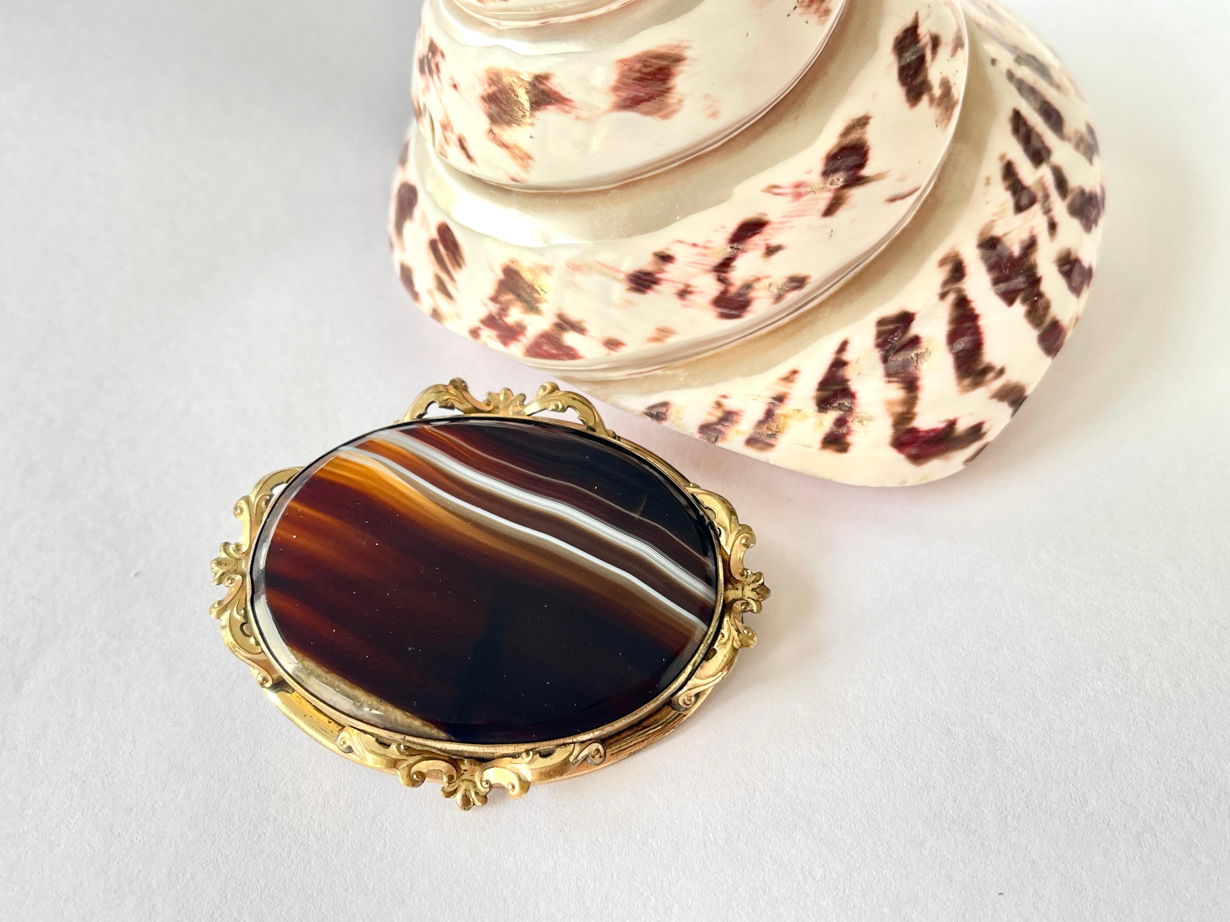 Women's Large Antique Victorian Banded Agate Brooch c1890s Gold Gilt Good Condition For Sale