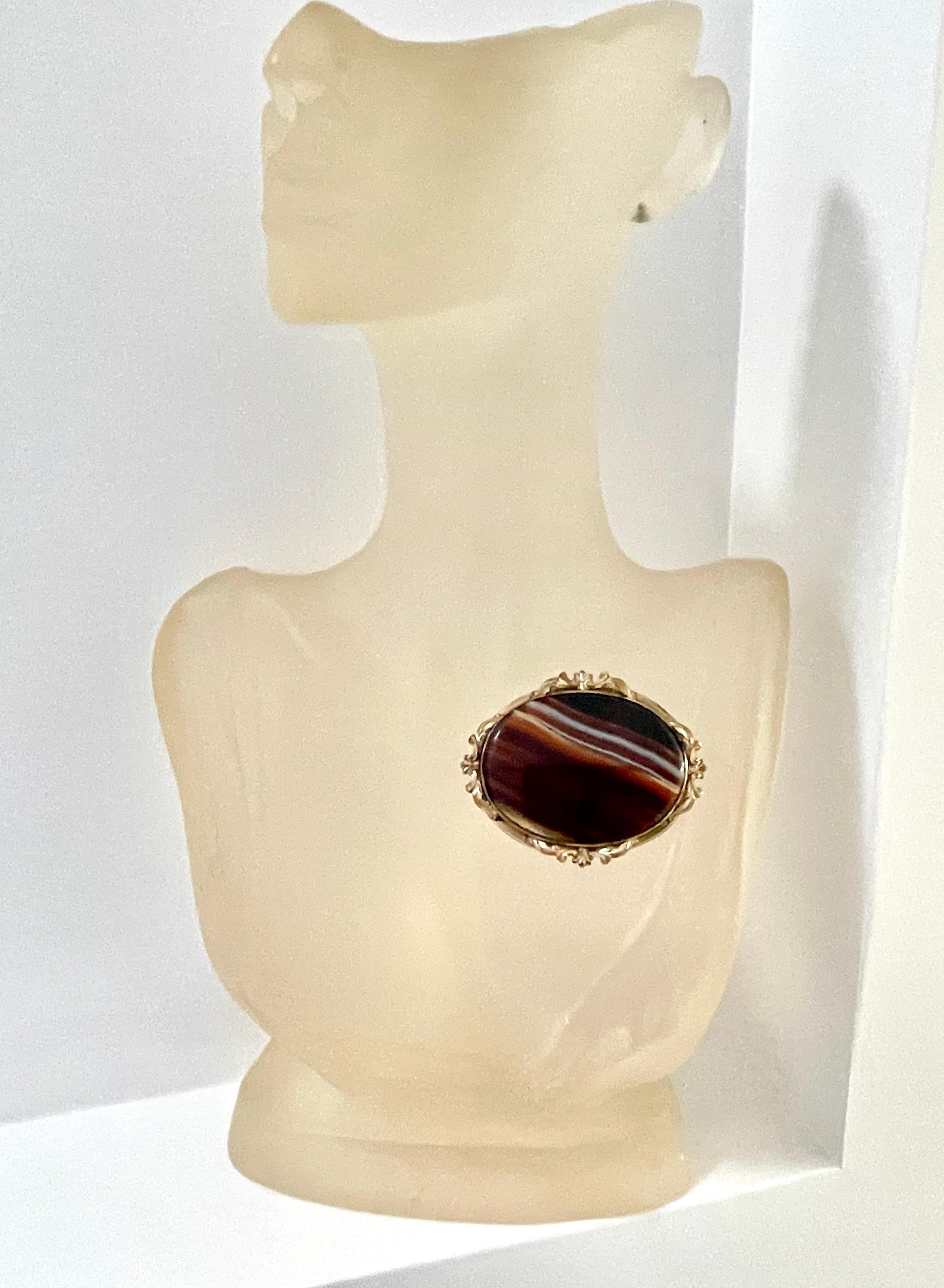 Large Antique Victorian Banded Agate Brooch c1890s Gold Gilt Good Condition For Sale 1
