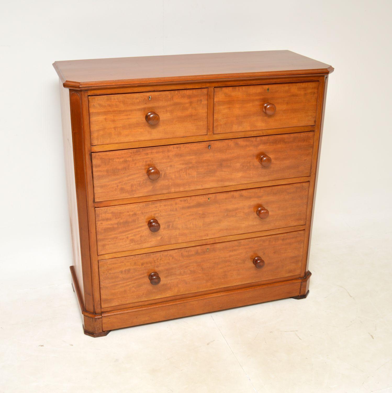 A large and very impressive antique Victorian chest of drawers. This was made in England, it dates from around the 1840-1860 period.

It is of superb quality, it is extremely well made with lots of storage space inside the generous drawers. The