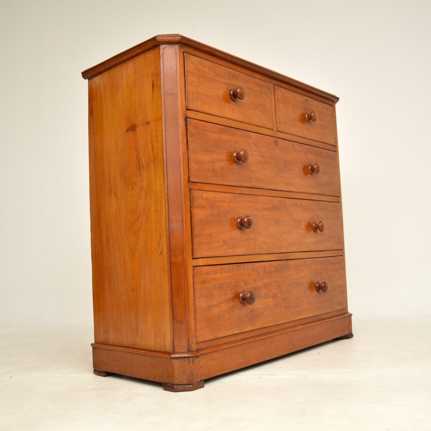 Large Antique Victorian Chest of Drawers In Good Condition For Sale In London, GB