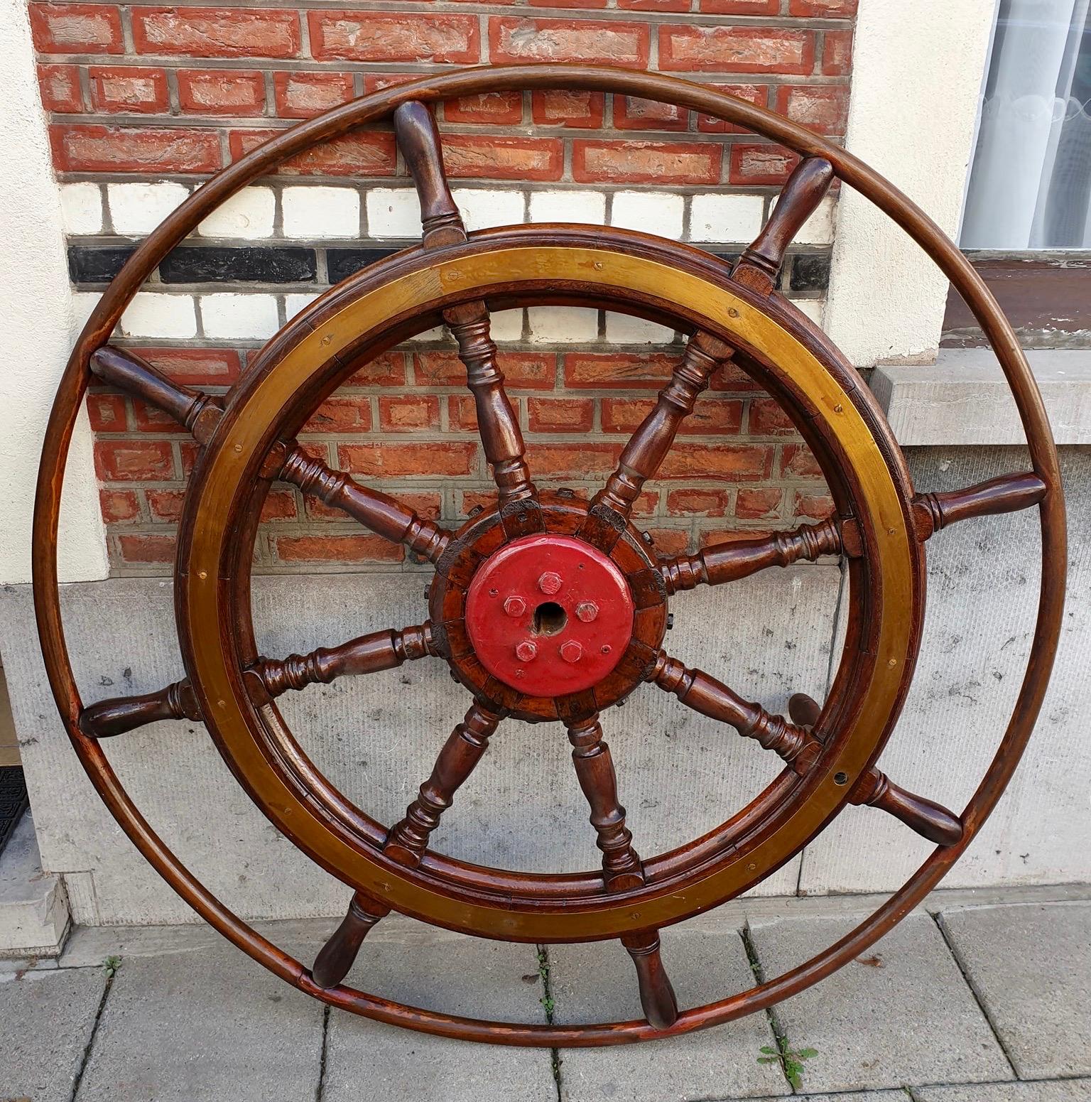 Large Antique Victorian Eight Spoke Mahogany and Brass Ships Steering Wheel In Good Condition In Antwerp, BE