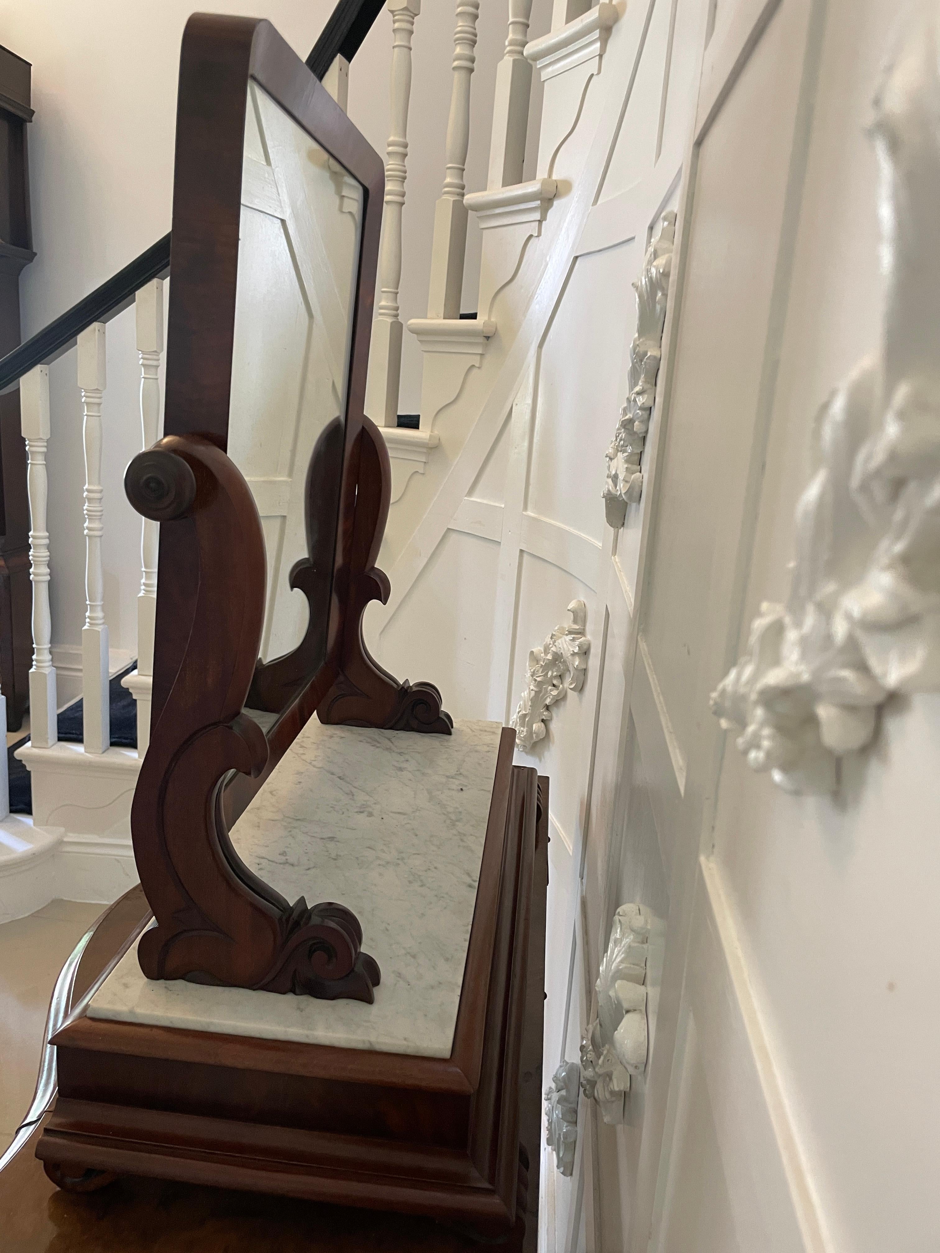 Grande specchio da toilette vittoriano in mogano e marmo con una bella base a zoccolo in mogano con piedi scolpiti a voluta, lo specchio originale è sostenuto da supporti a voluta splendidamente scolpiti e da pomelli torniti su ciascun lato per