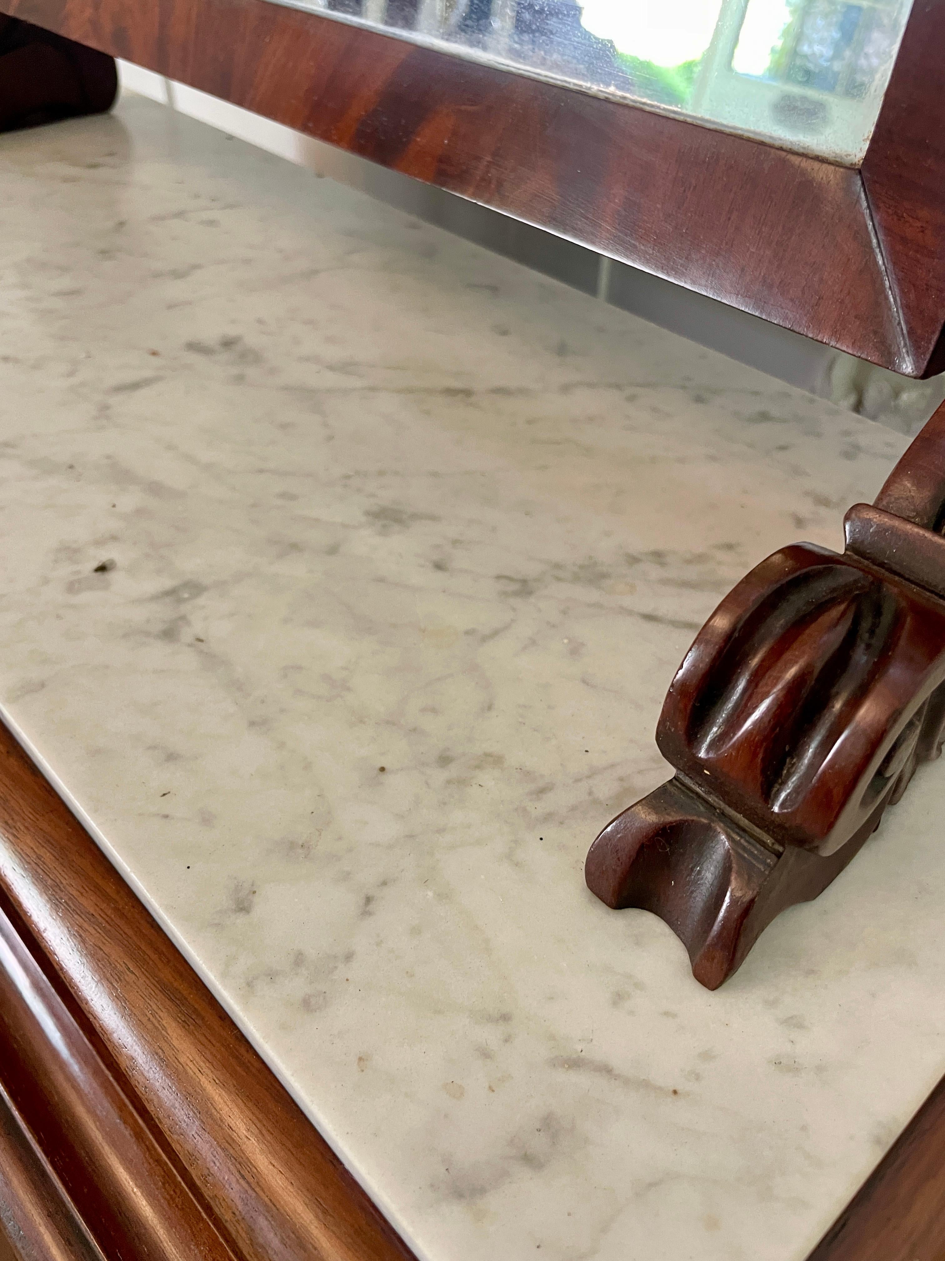 Inglese Grande specchio a bilico vittoriano in mogano e marmo con copertura in marmo in vendita