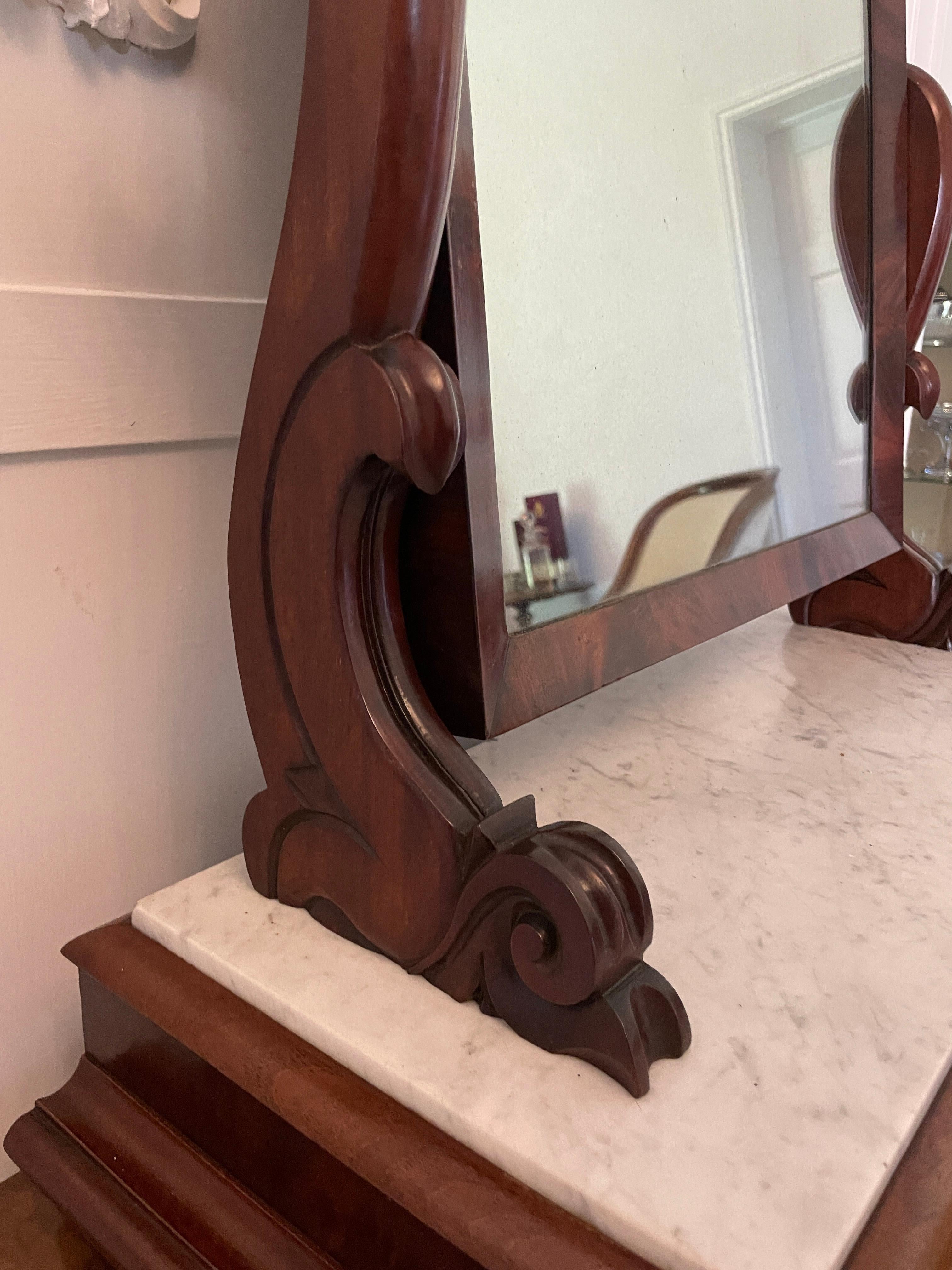 Altro Grande specchio a bilico vittoriano in mogano e marmo con copertura in marmo in vendita