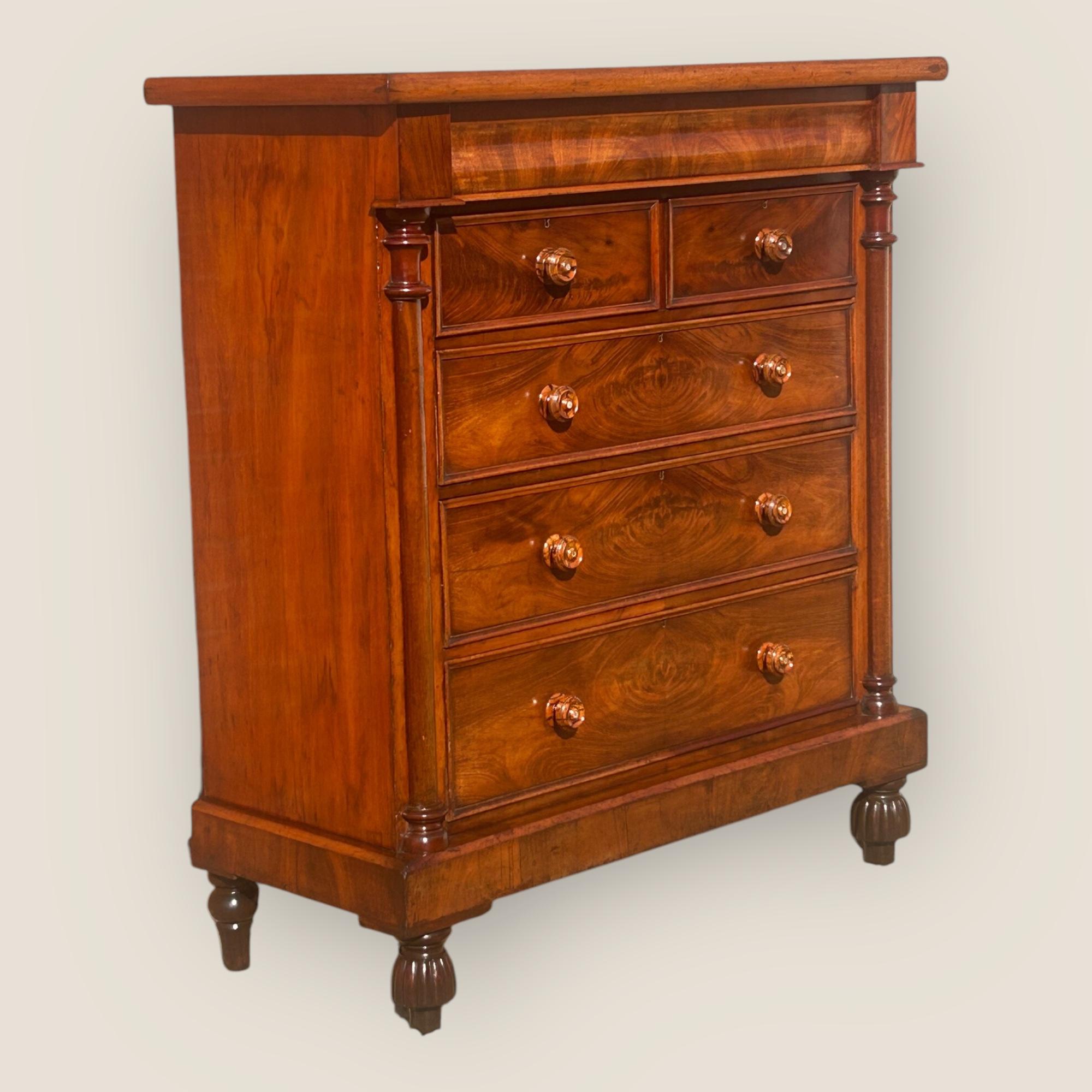 Qui abbiamo una grande cassettiera antica vittoriana (1837-1901) in mogano massiccio con 6 cassetti con pomello in legno, ognuno con un motivo unico in stile tigre e madreperla al centro, e un cassetto nascosto sul fregio, che si apre grazie a un