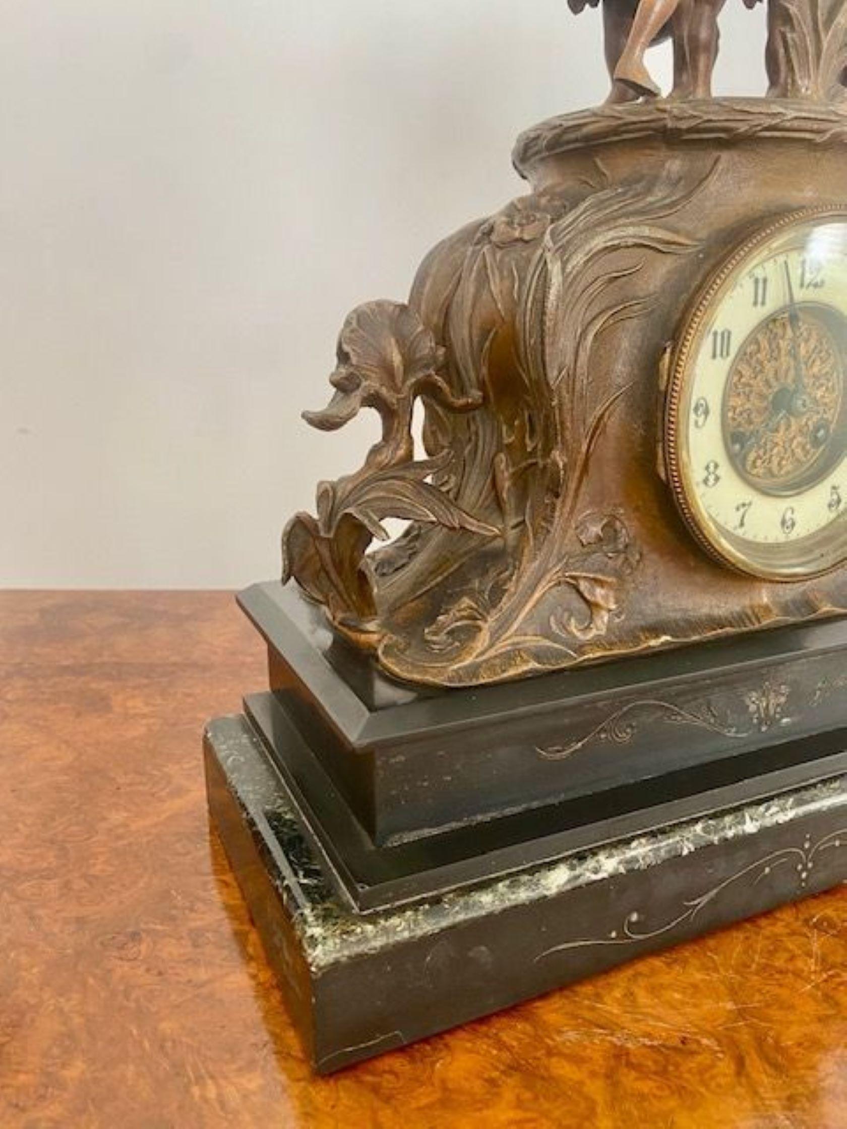 Große antike viktorianische Marmor-Mantel-Uhr mit Marley-Pferden auf der Oberseite in Schutz, runde Uhr mit einem Porzellan-Zifferblatt und Original-Zeiger, 8-Tage-Uhrwerk schlägt die Stunde und halbe Stunde auf einem Gong stehen auf einem