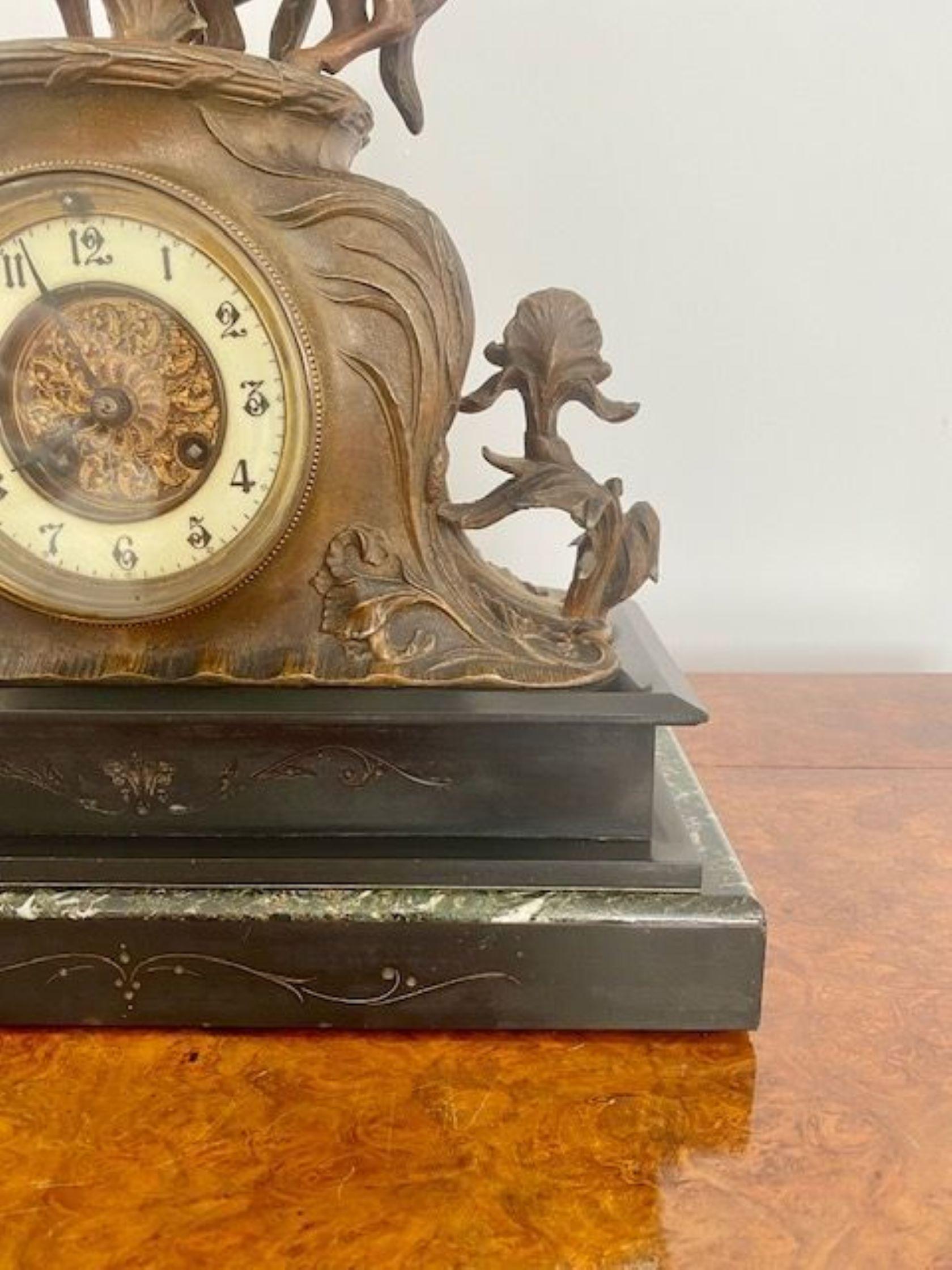 Victorien Grande horloge de manteau victorienne ancienne en marbre  en vente