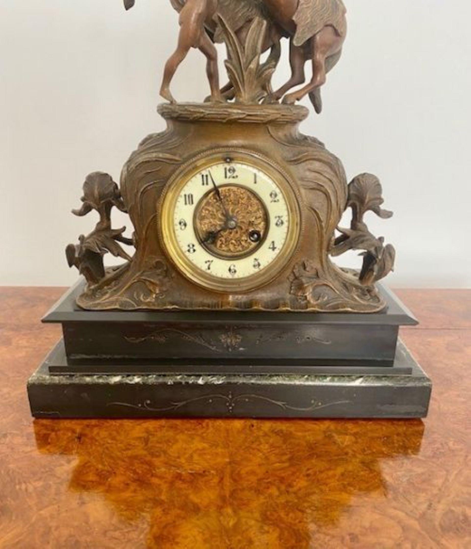 XIXe siècle Grande horloge de manteau victorienne ancienne en marbre  en vente