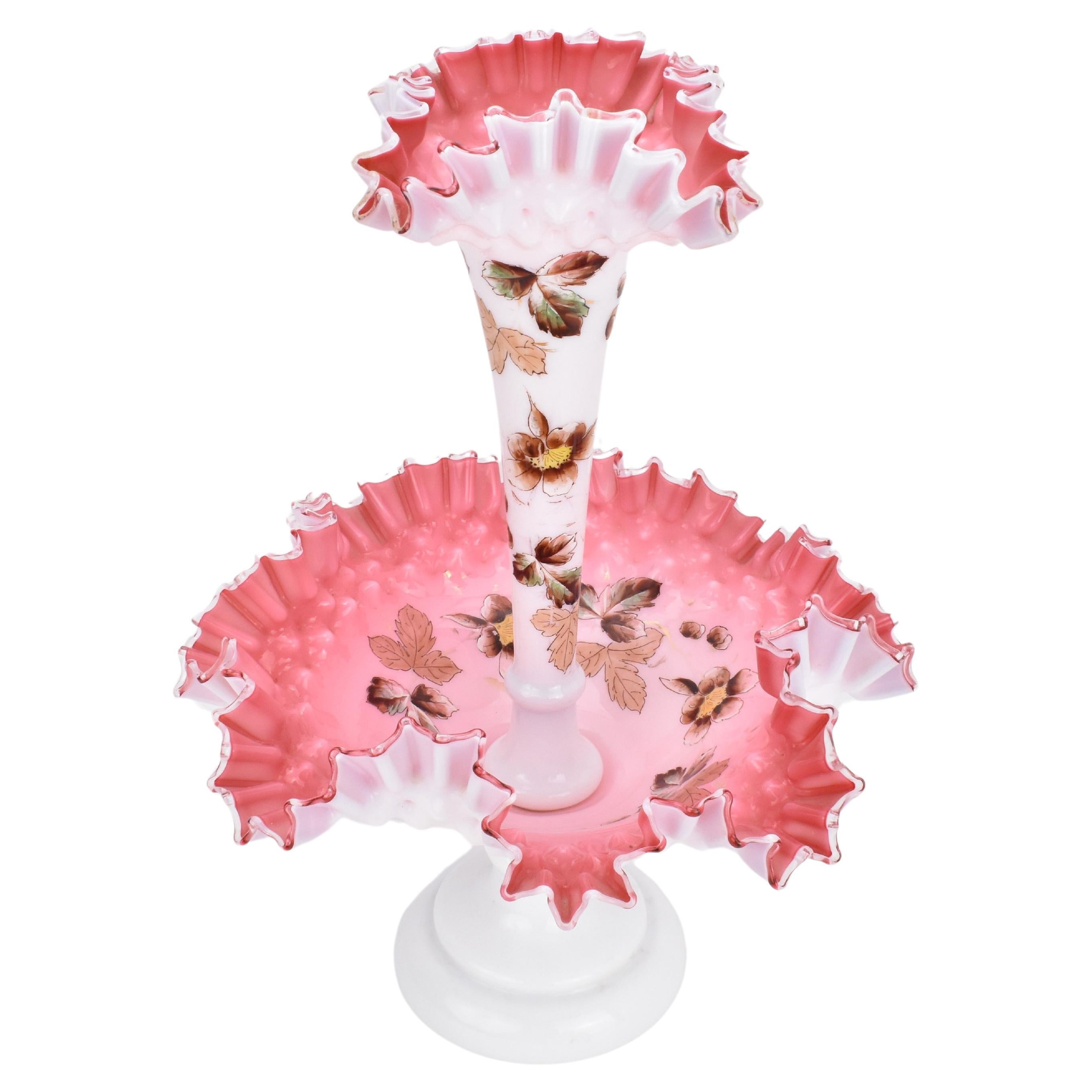 Gran Epergne Victoriano Antiguo de Cristal Opalino Superpuesto, Centro de Mesa, Siglo XIX Pintado a mano en venta