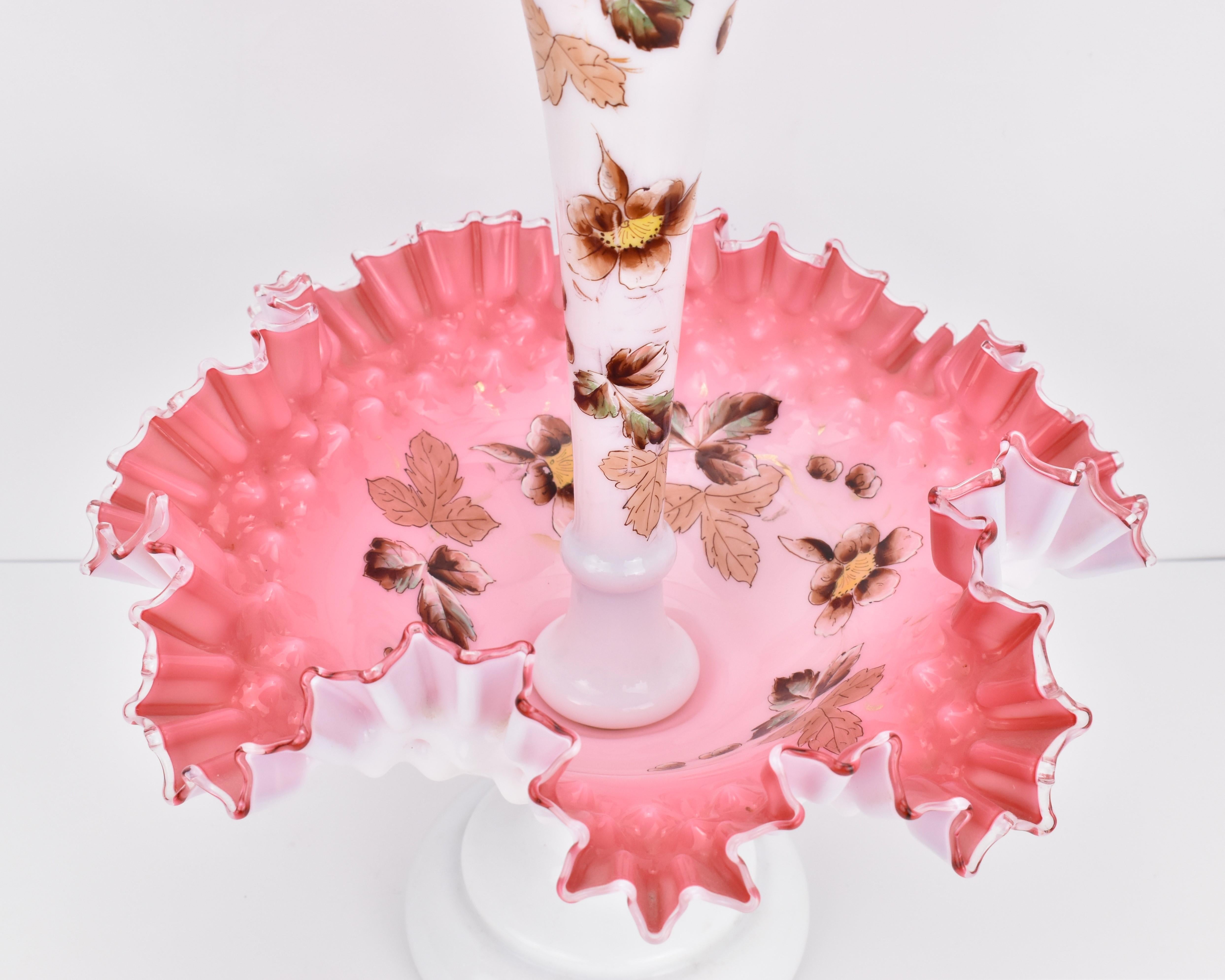 Gran Epergne Victoriano Antiguo de Cristal Opalino Superpuesto, Centro de Mesa, Siglo XIX siglo XIX en venta