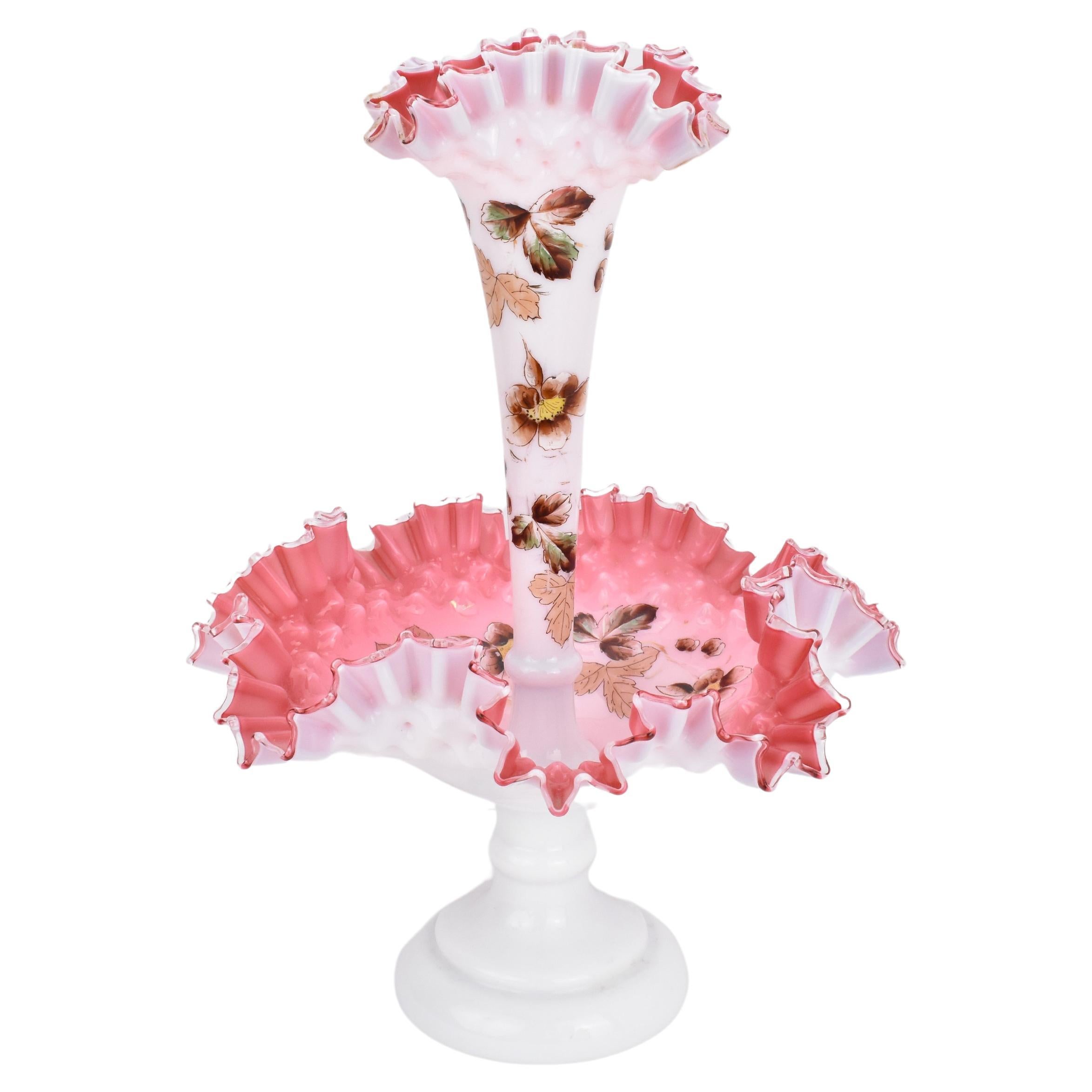 Gran Epergne Victoriano Antiguo de Cristal Opalino Superpuesto, Centro de Mesa, Siglo XIX