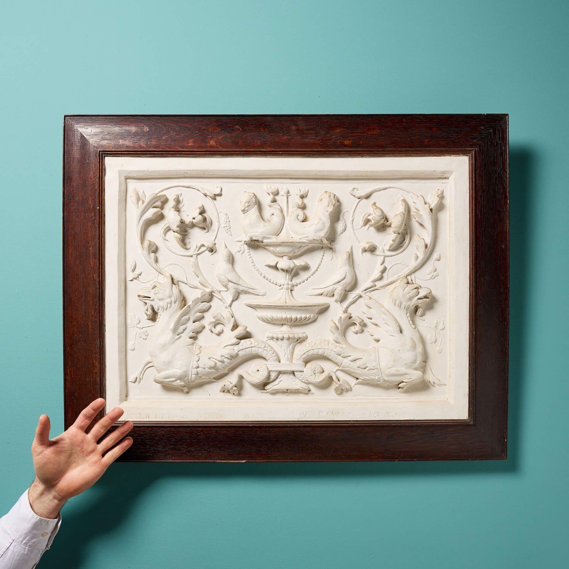 Grande plaque de plâtre victorienne ancienne en relief classique portant l'inscription 