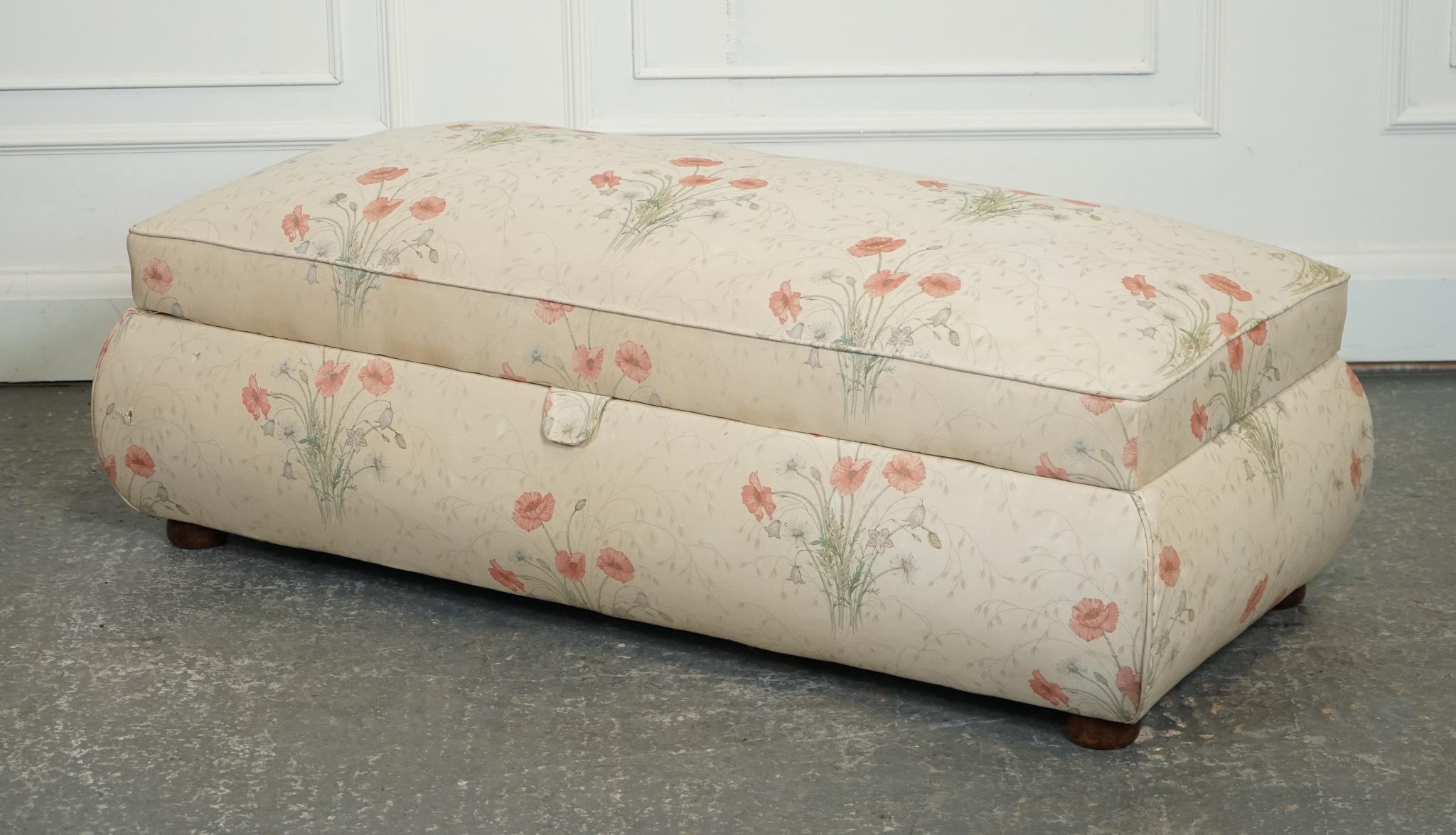 
Nous sommes ravis d'offrir à la vente ce grand ottoman victorien ancien en tissu à motif de fleurs de pavot.

 Un meuble étonnant et luxueux qui incarne l'opulence et l'élégance de l'époque victorienne. Ce pouf est fabriqué avec une attention