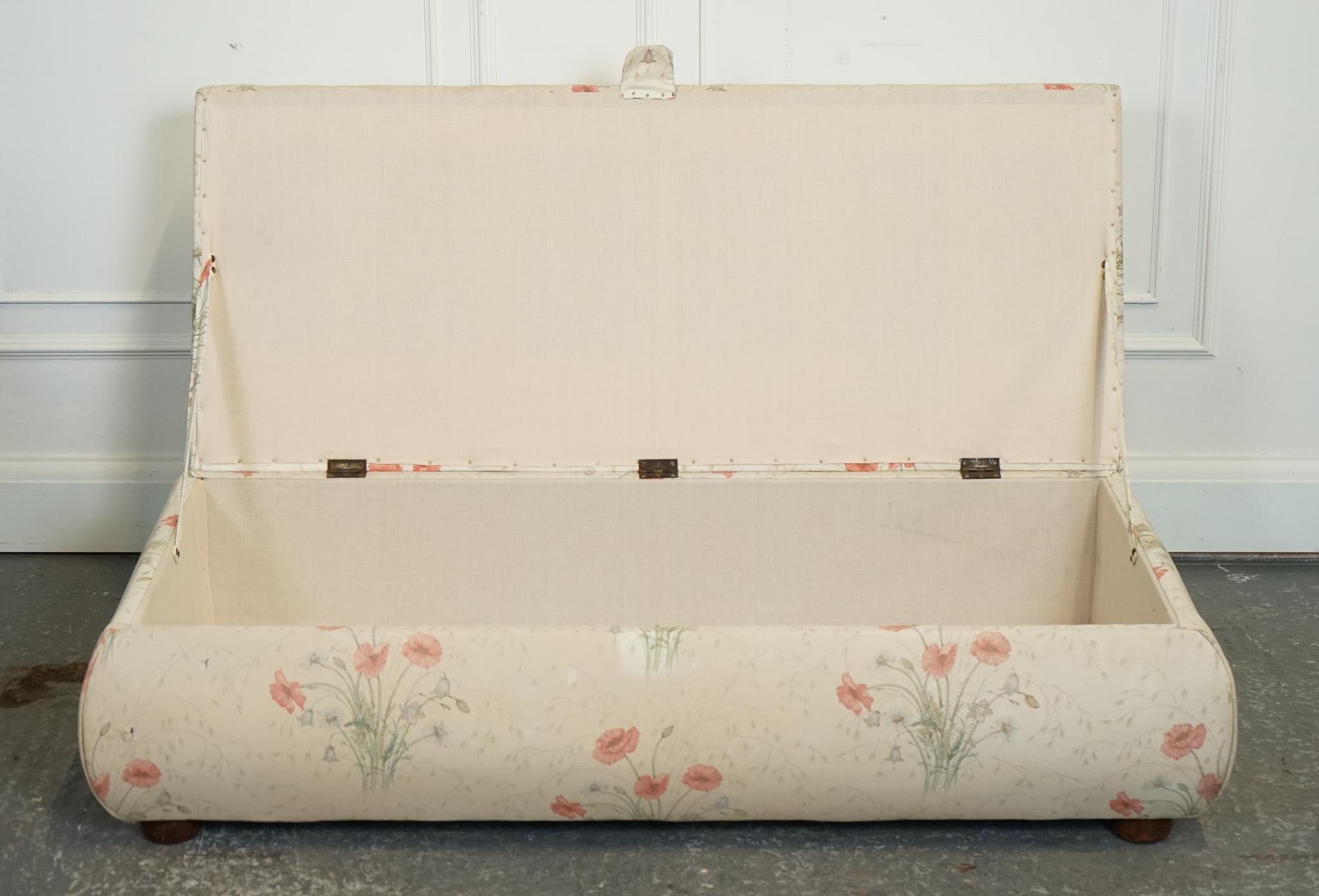 LARGE ANTIQUE VICTORIAN POPPY FLOWER PATTERN FABRiC OTTOMAN CHEST TRUNK  J1 In Good Condition For Sale In Pulborough, GB