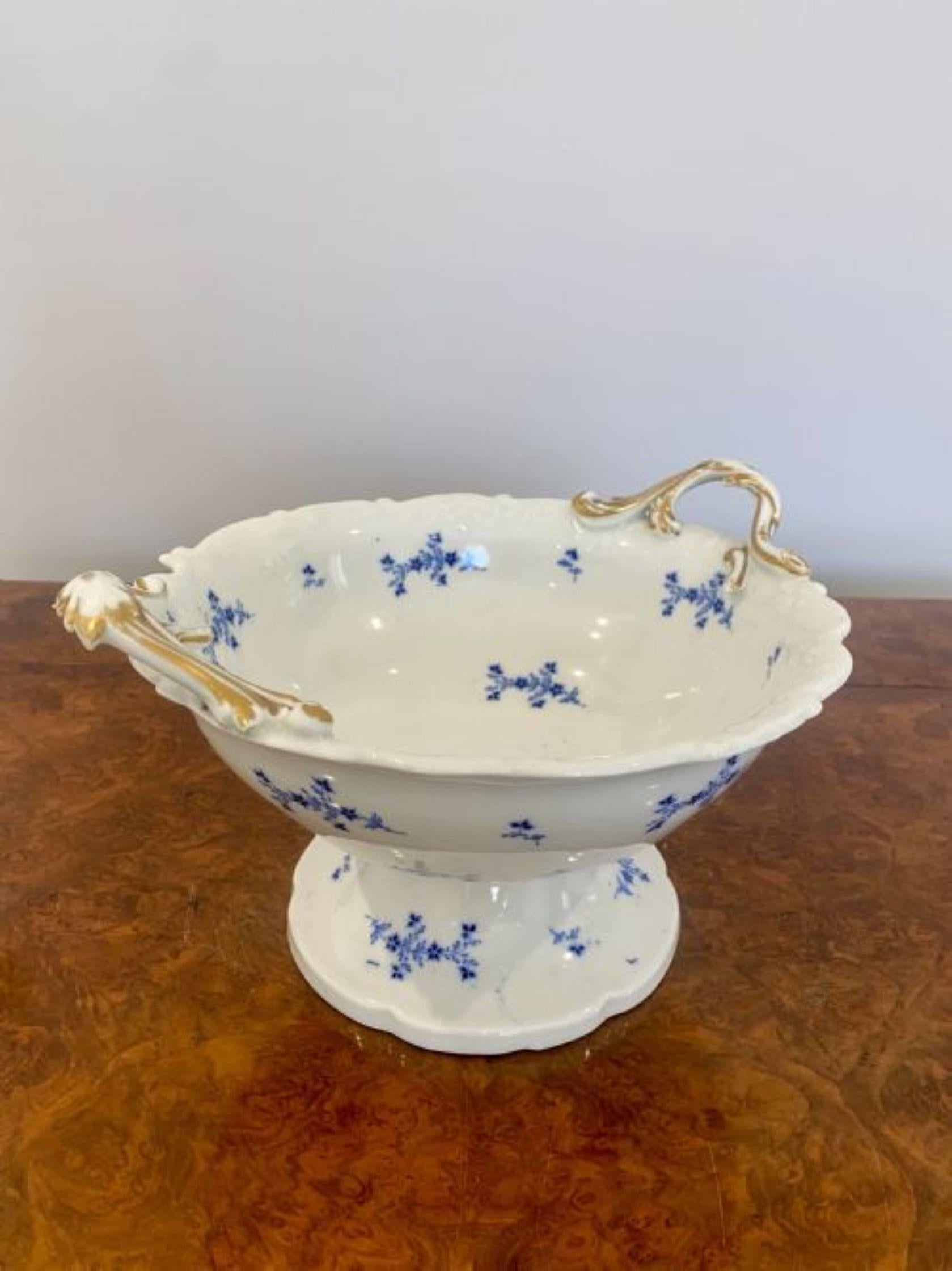 XIXe siècle Grand bol à fruits bleu et blanc de qualité victorienne en vente