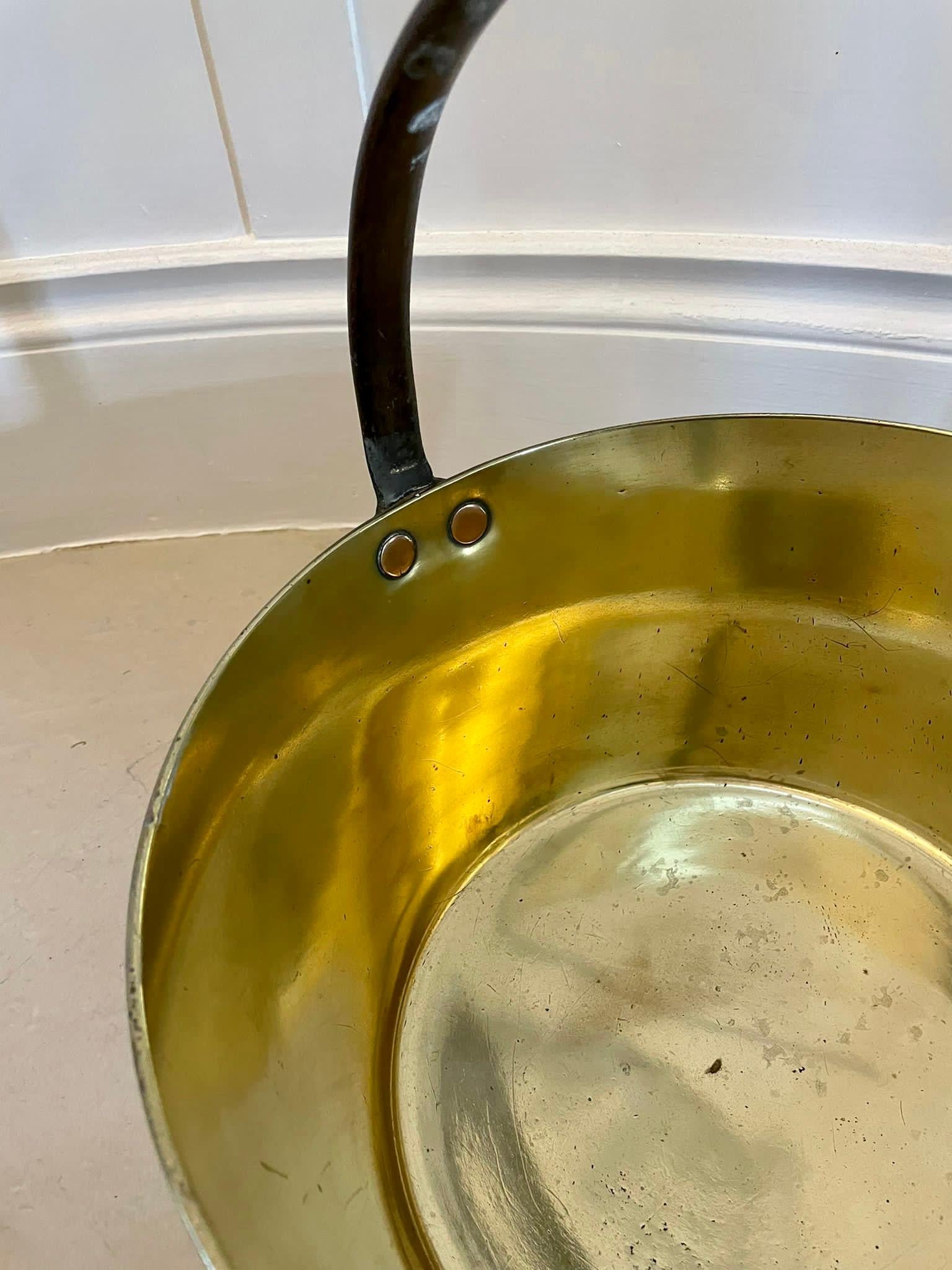 Large antique Victorian quality brass pail with original iron handle

In wonderful original condition

H 16 x W 29.5 x D 29.5cm
Date 1850
