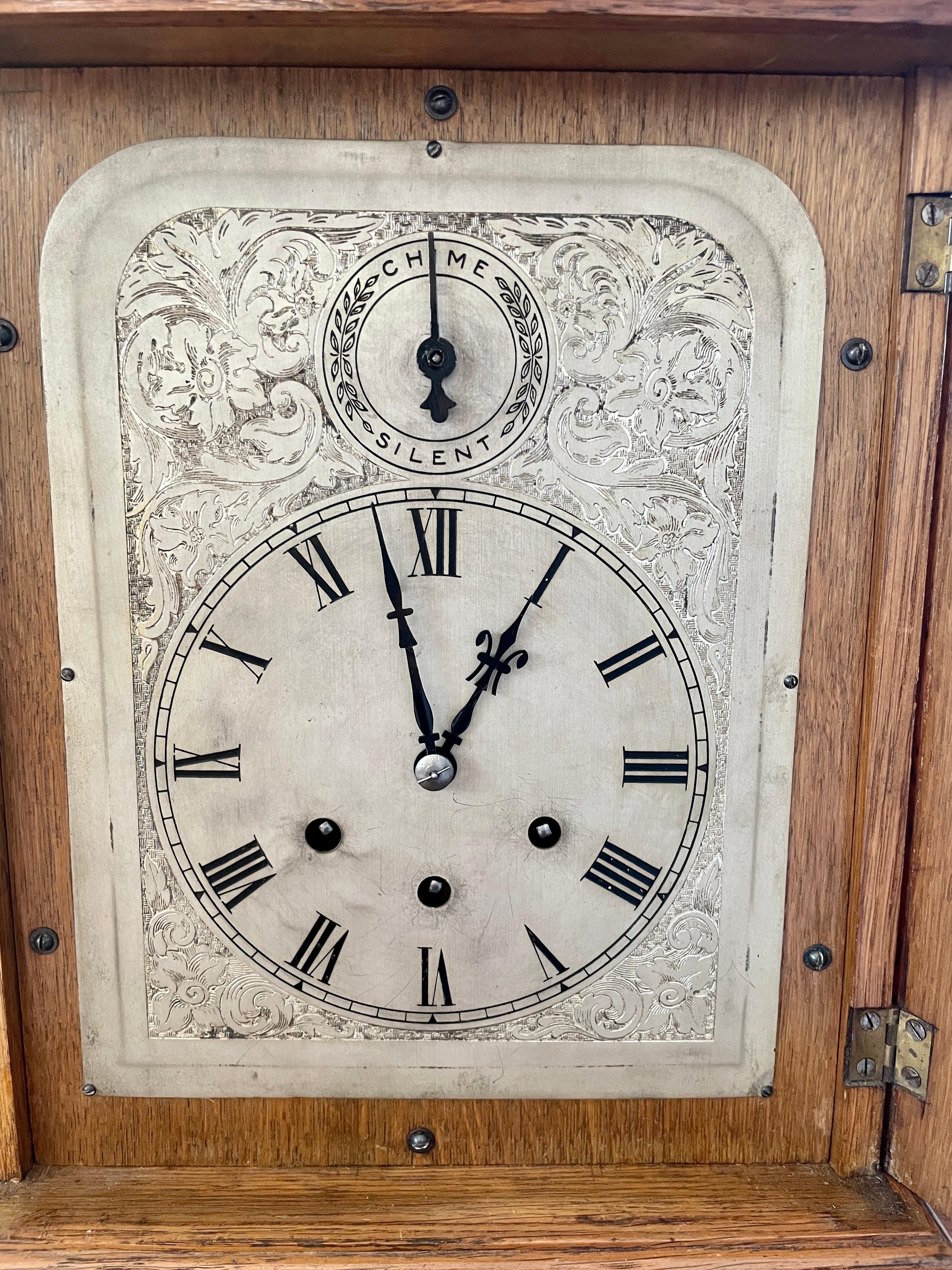 Grande horloge à support en chêne sculpté de qualité victorienne ancienne en vente 7
