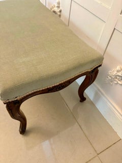 Gran taburete antiguo de nogal tallado de calidad victoriana