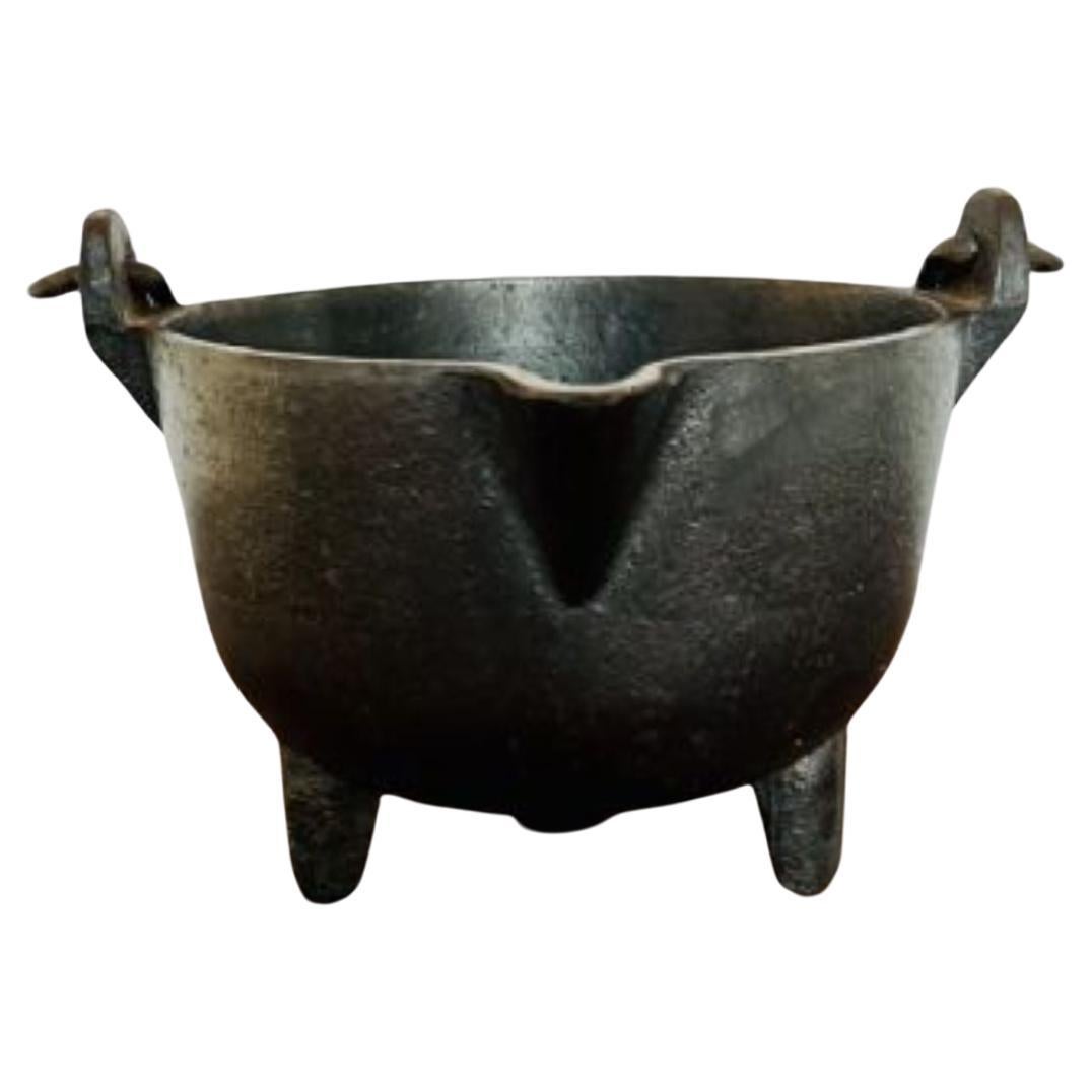 Large antique Victorian quality cast iron pot For Sale