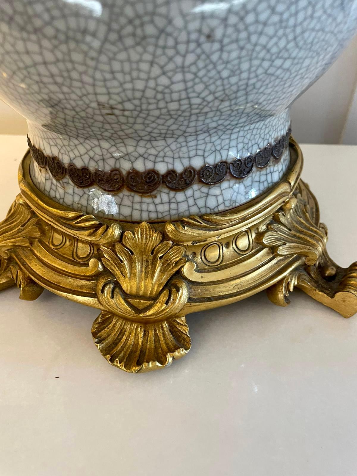 Große antike viktorianische Qualität China und Ormolu Tischlampe (Englisch) im Angebot