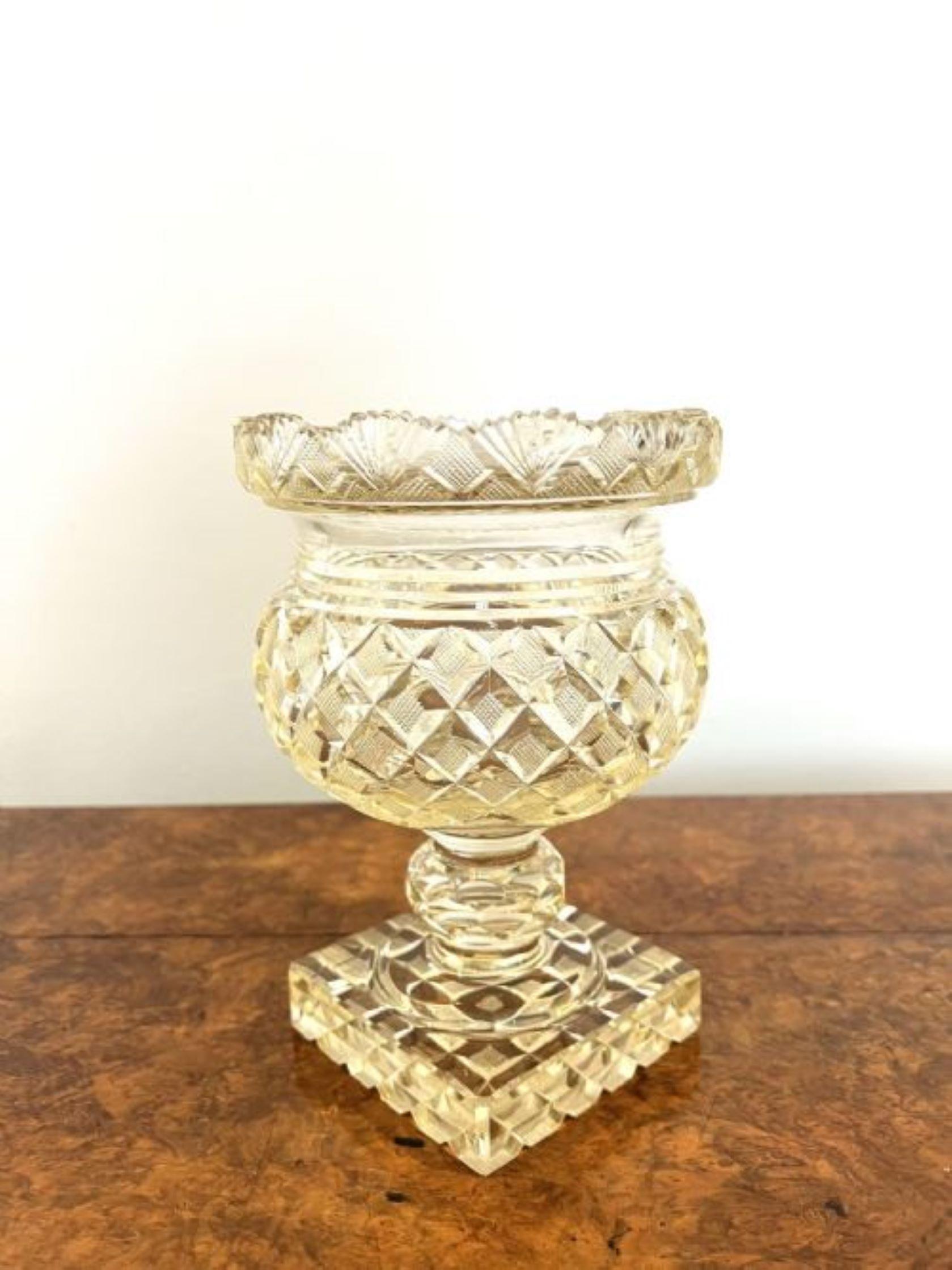 Victorien Grand vase à couvercle en verre taillé antique de qualité victorienne  en vente