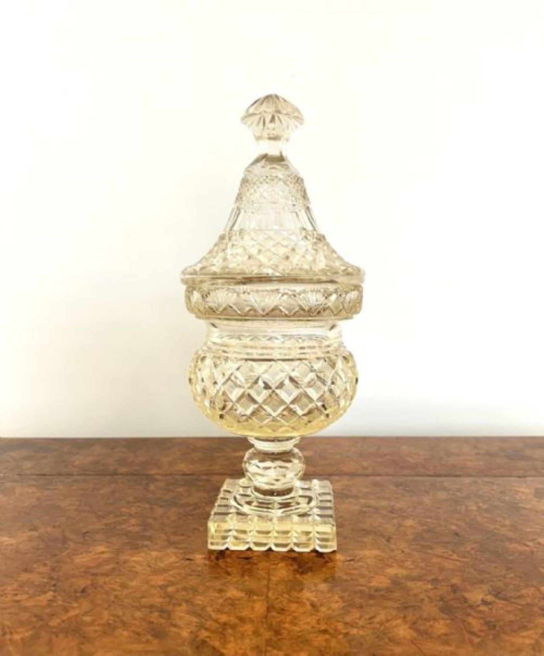 Grand vase à couvercle en verre taillé antique de qualité victorienne  Bon état - En vente à Ipswich, GB